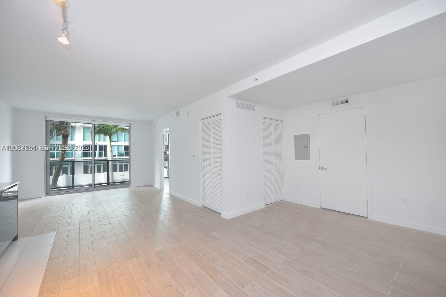 31 SE 6th St # 406 — Photo 2