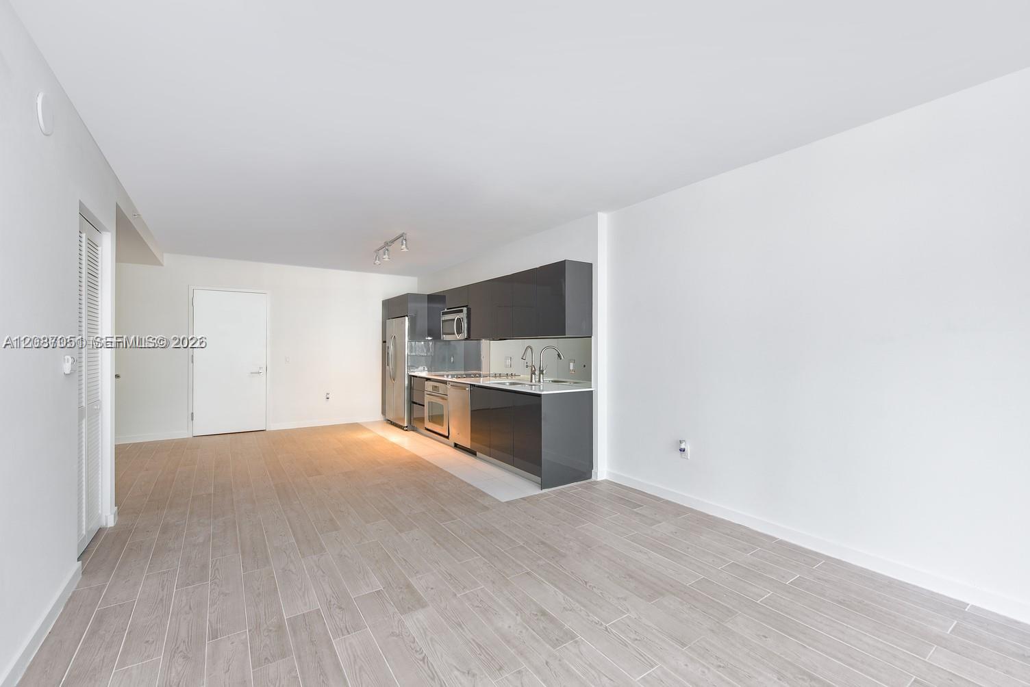 31 SE 6th St # 406 — Photo 3