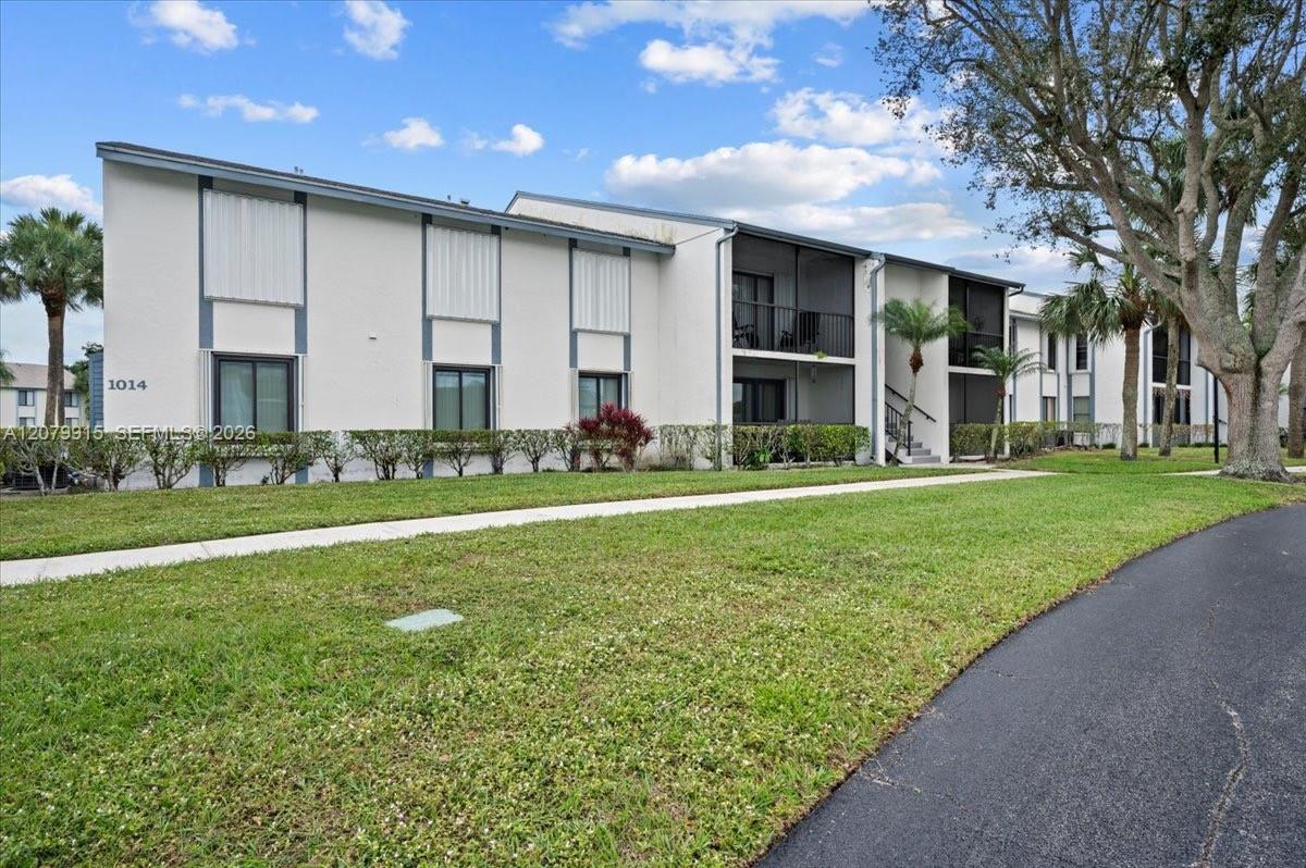 1014 Green Pine Blvd # H1 — Photo 2