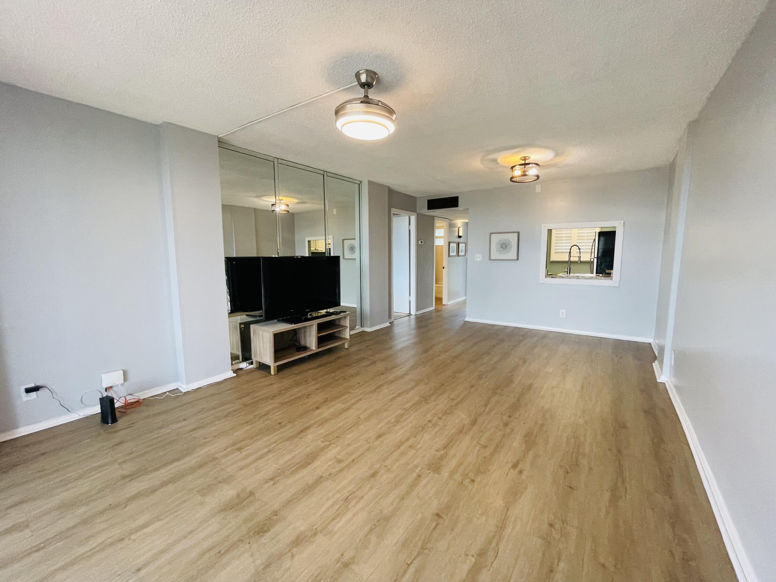 109 ROYAL PARK Drive # 4D — Photo 2