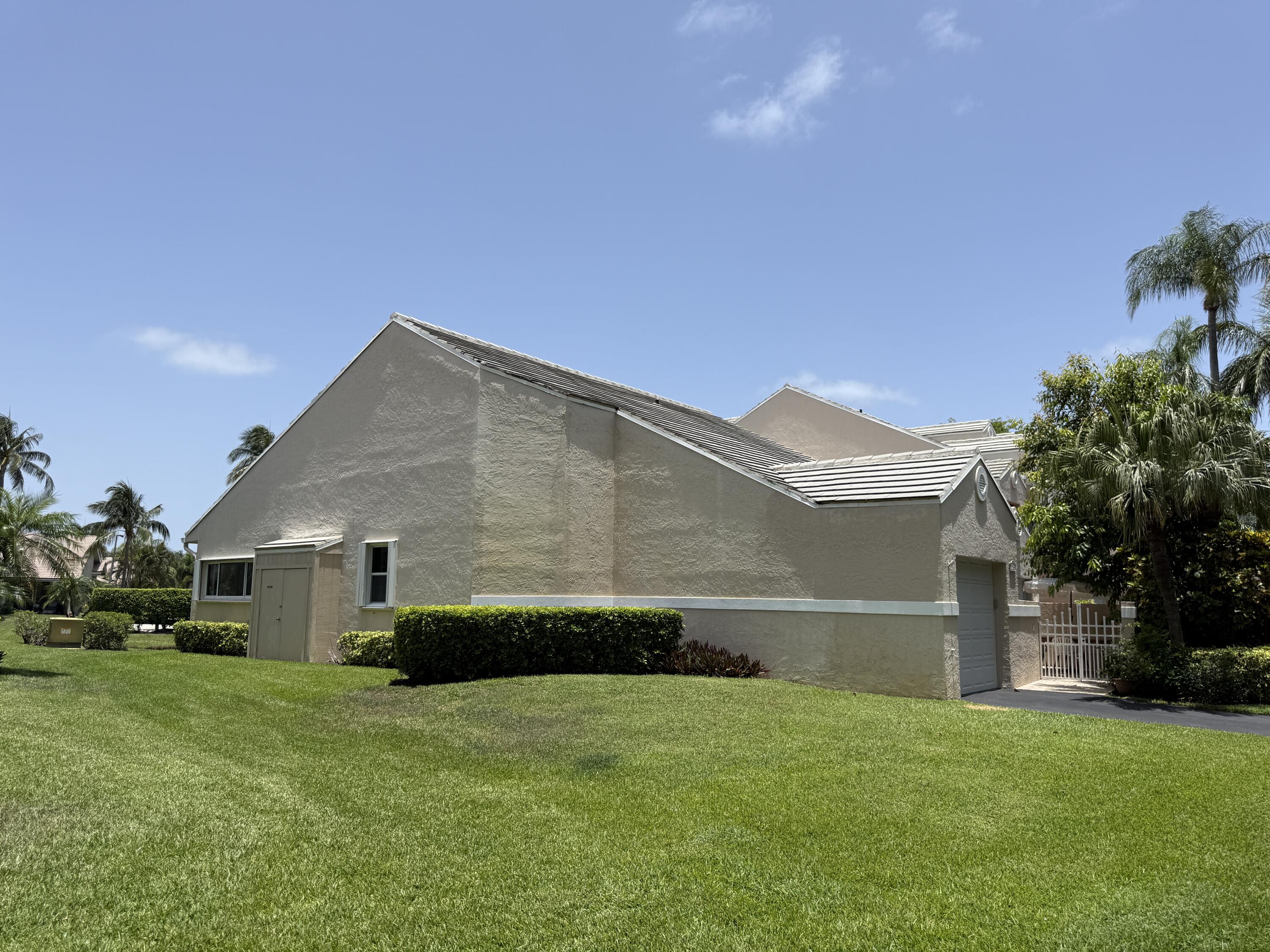 225 N Lakeshore Drive — Photo 2