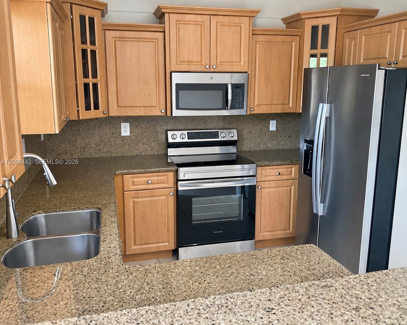 353 NE 37th Pl — Photo 2
