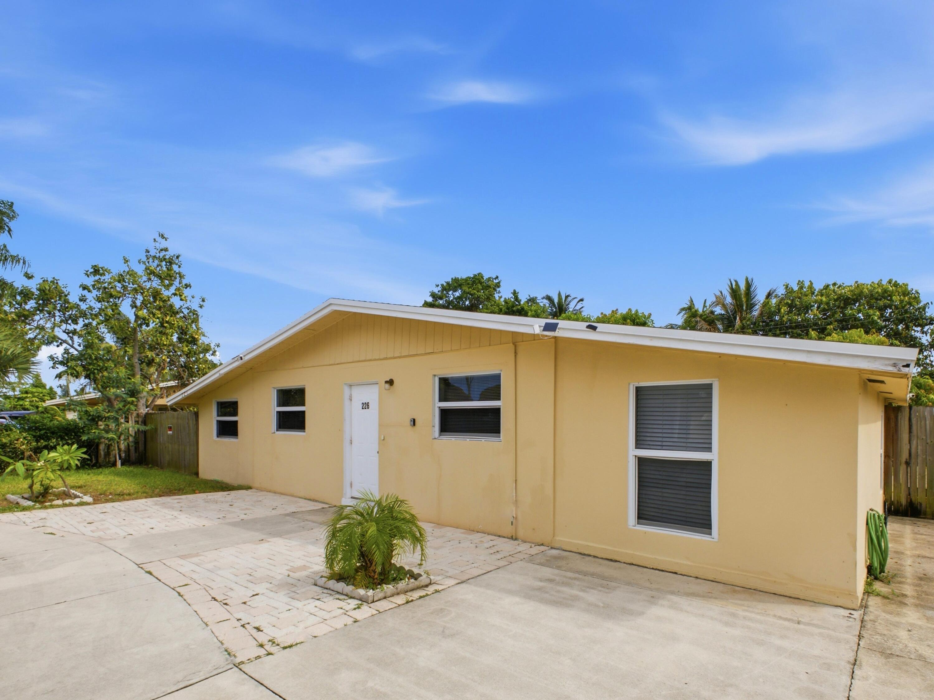 226 E Gateway Boulevard — Photo 3