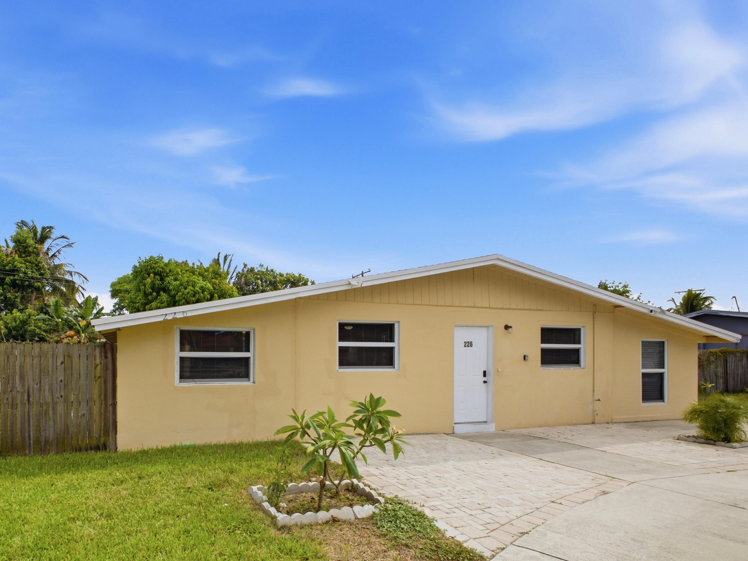 226 E Gateway Boulevard — Photo 4