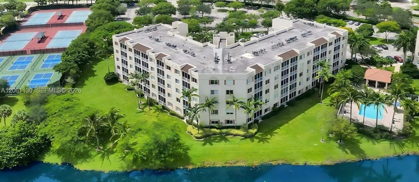 3500 Oaks Clubhouse Dr # 207 — Photo 2