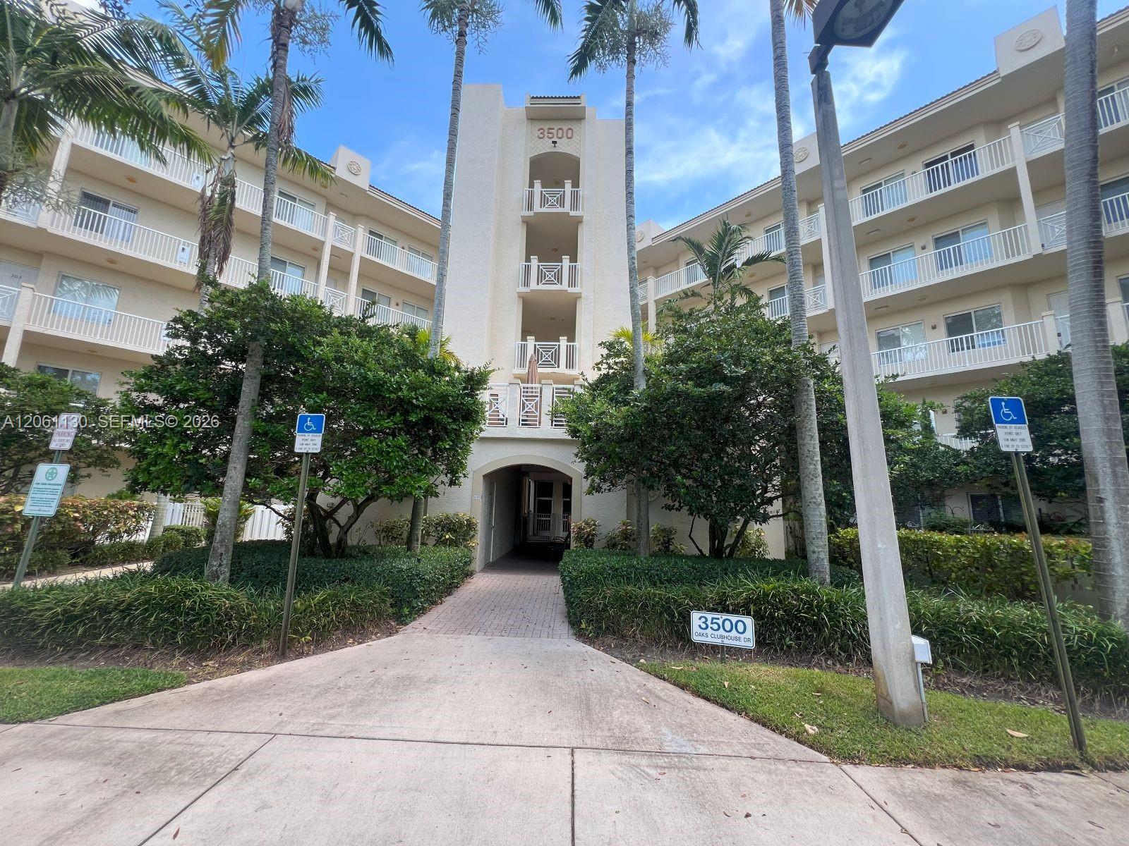 3500 Oaks Clubhouse Dr # 207 — Photo 3
