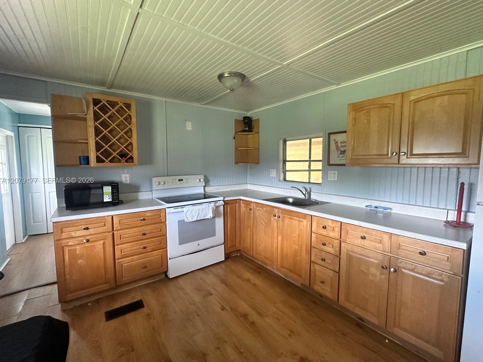 4046 67th Ln — Photo 4