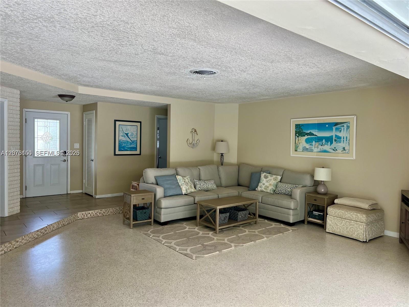 1241 Manor Dr — Photo 4