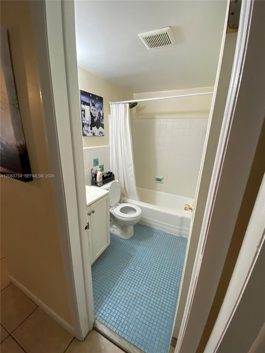 5910 NE 18th Ave # 3 — Photo 4