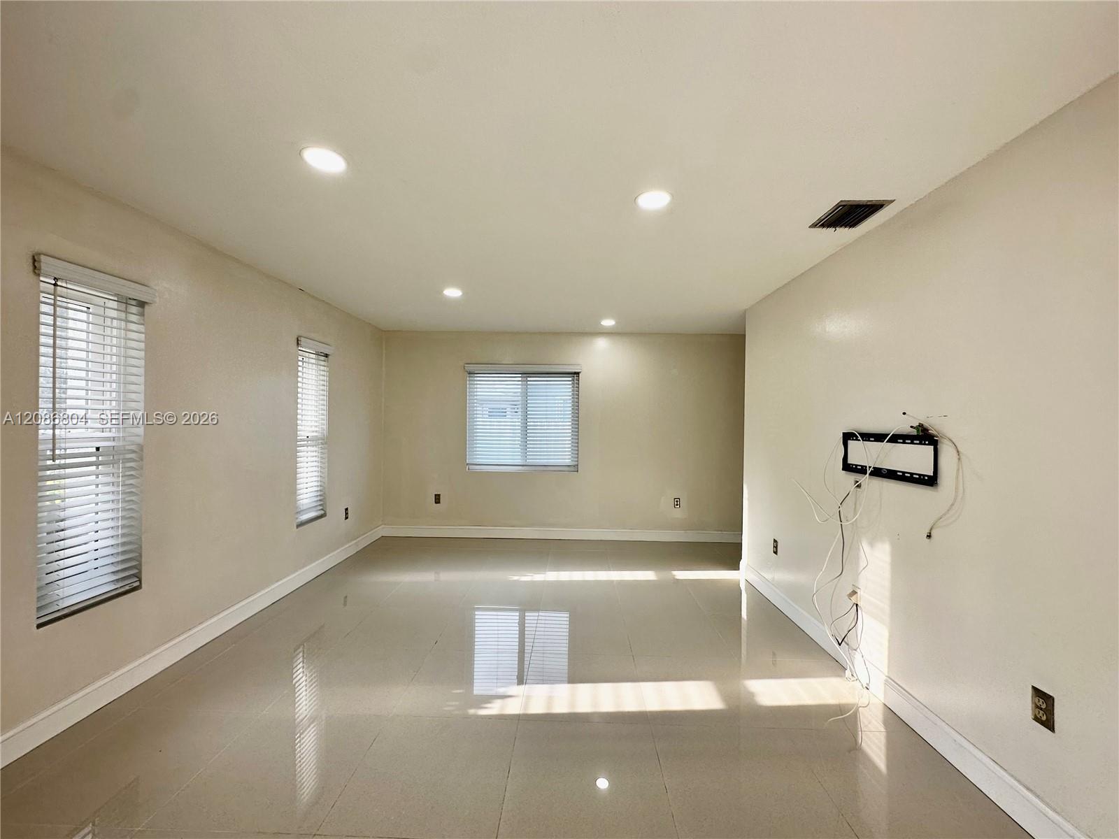 18155 SW 105th Ave — Photo 2
