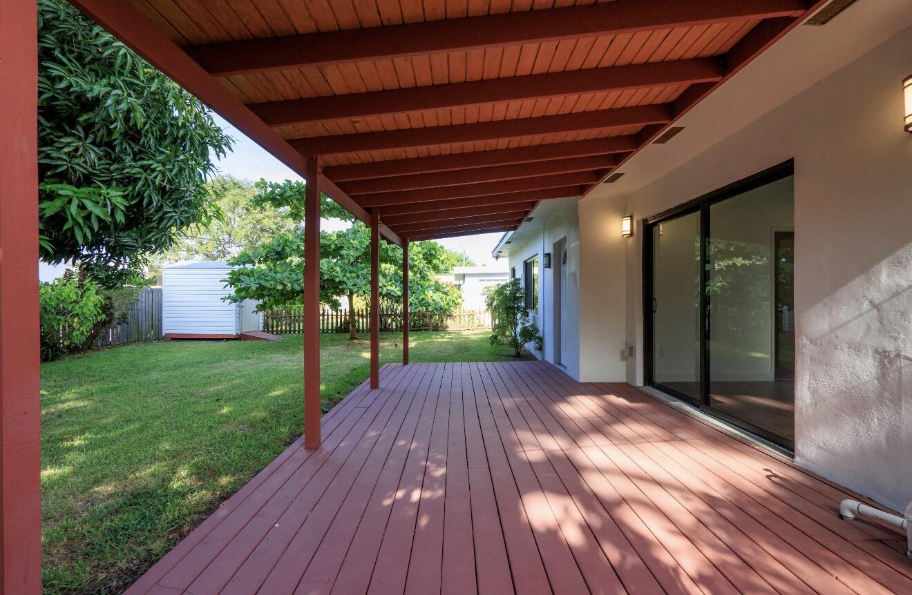 699 NE 40TH Street — Photo 4