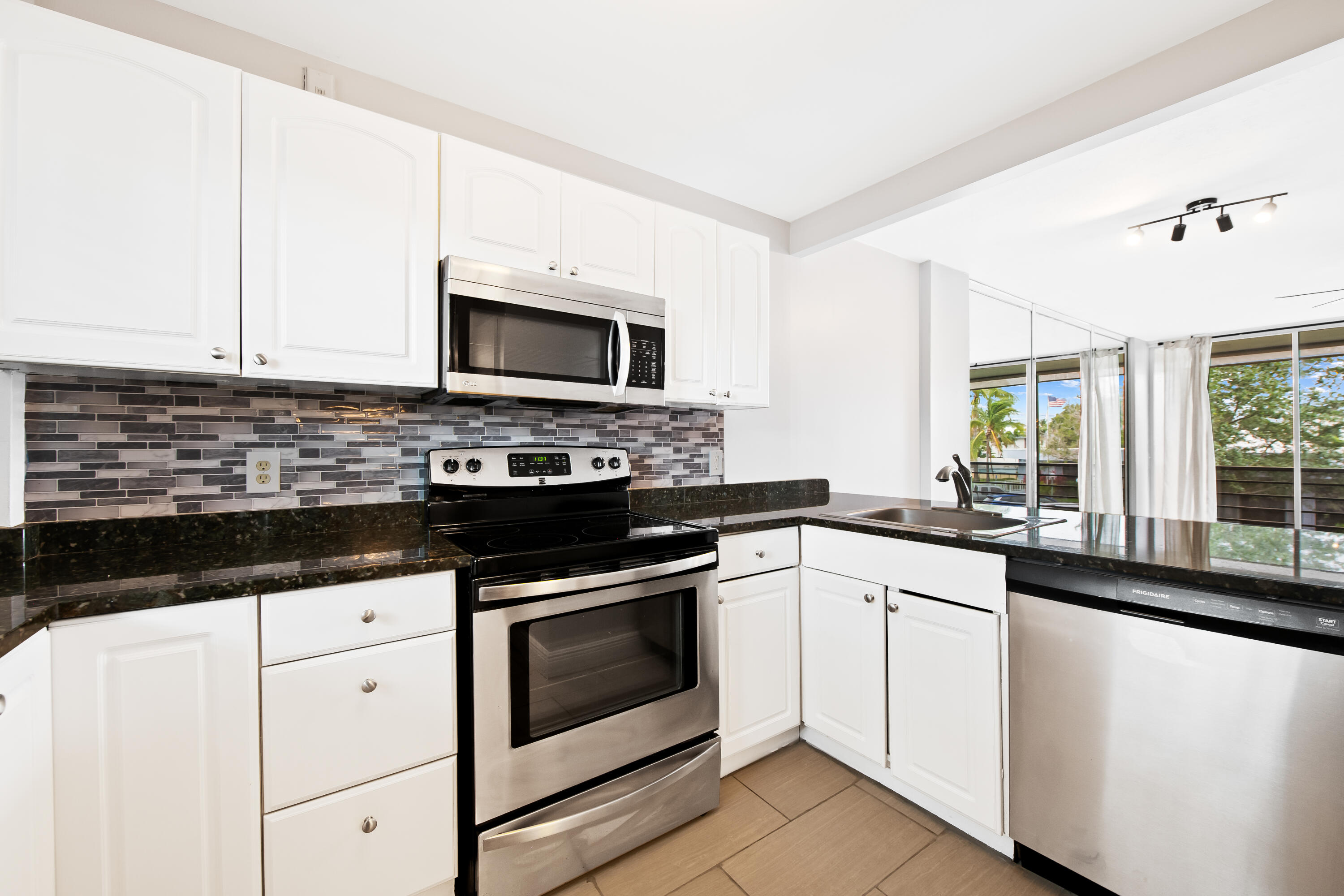 113 Royal Park Drive # 2h, Oakland Park FL 33309
