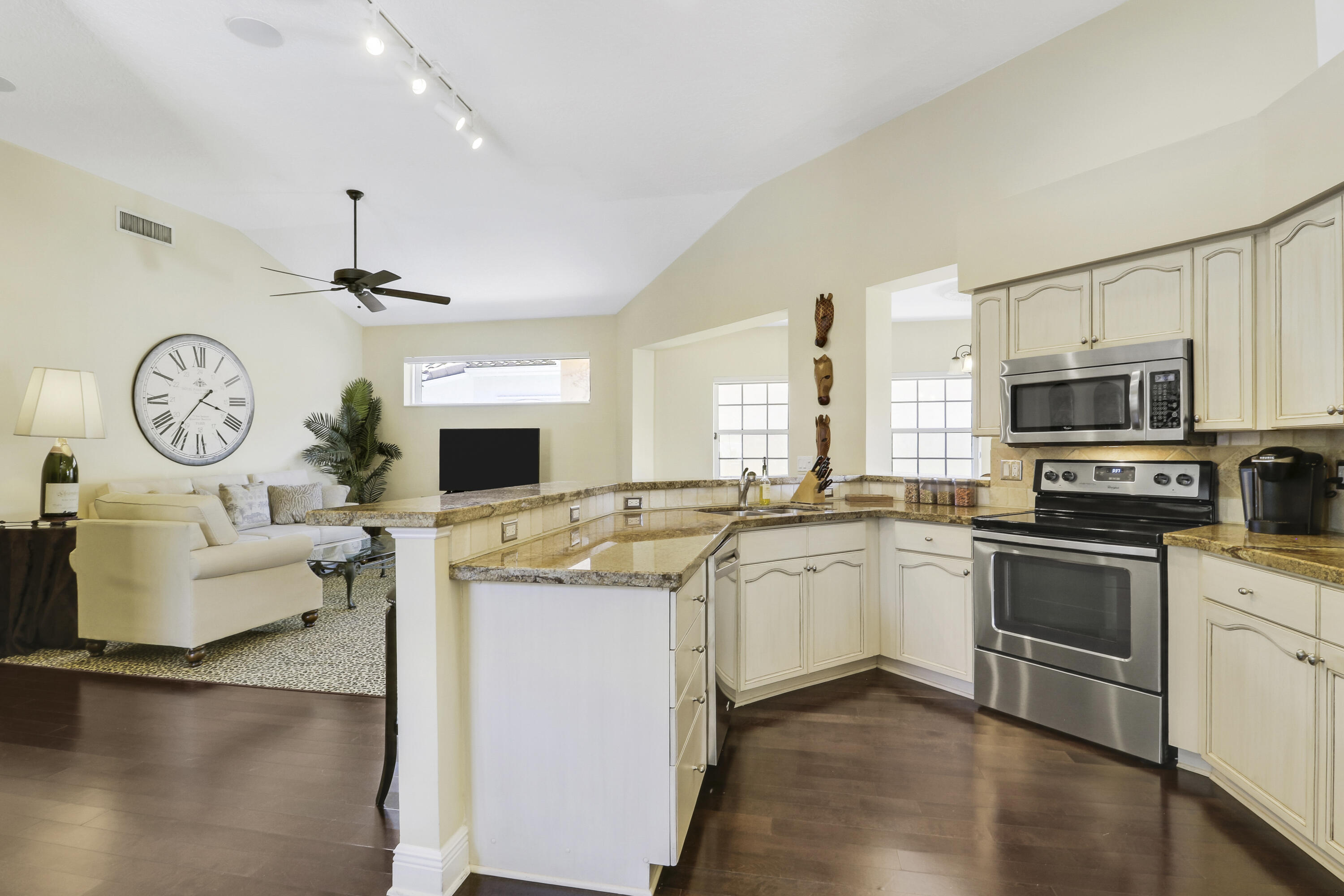 2189 Regents Boulevard — Photo 5