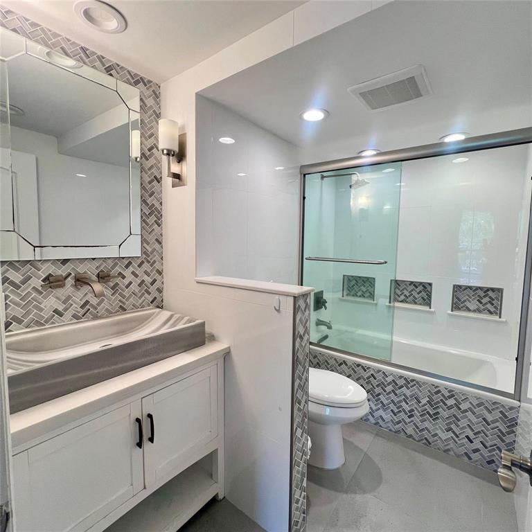 3900 N Hills Drive # 208, Hollywood FL 33021