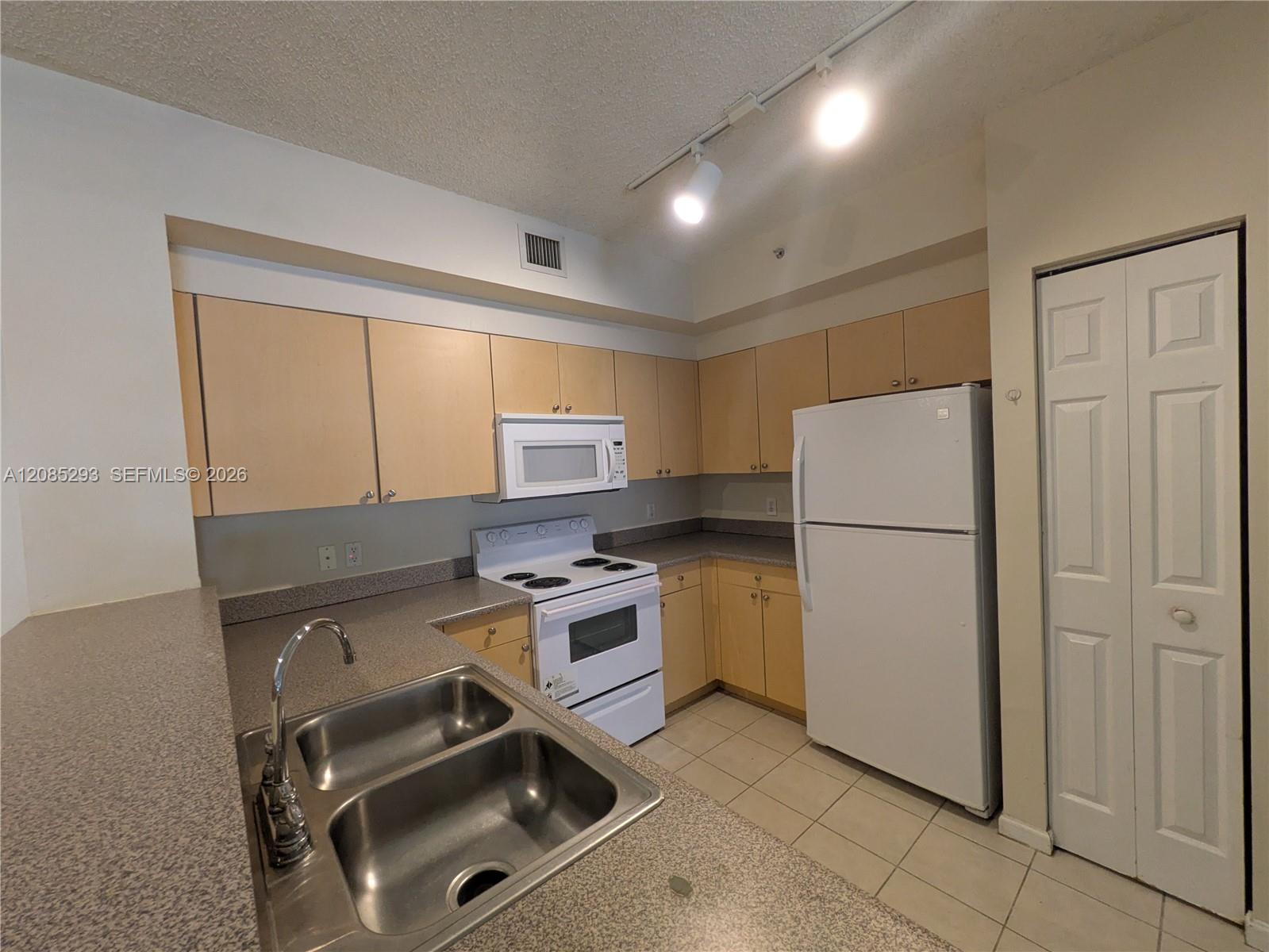 8060 N Nob Hill Rd # 101 — Photo 4