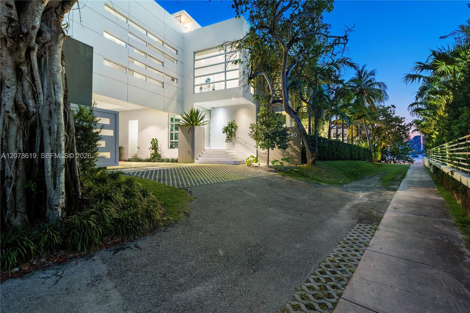 440 S Hibiscus Dr — Photo 4
