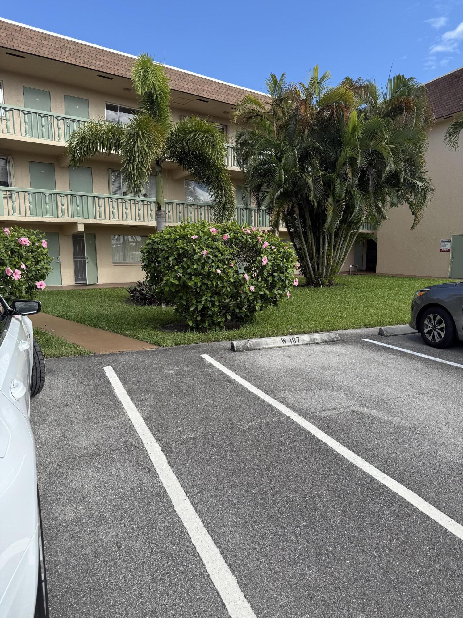 400 VILLAGE GREEN Circle W # 105, Palm Springs FL 33461