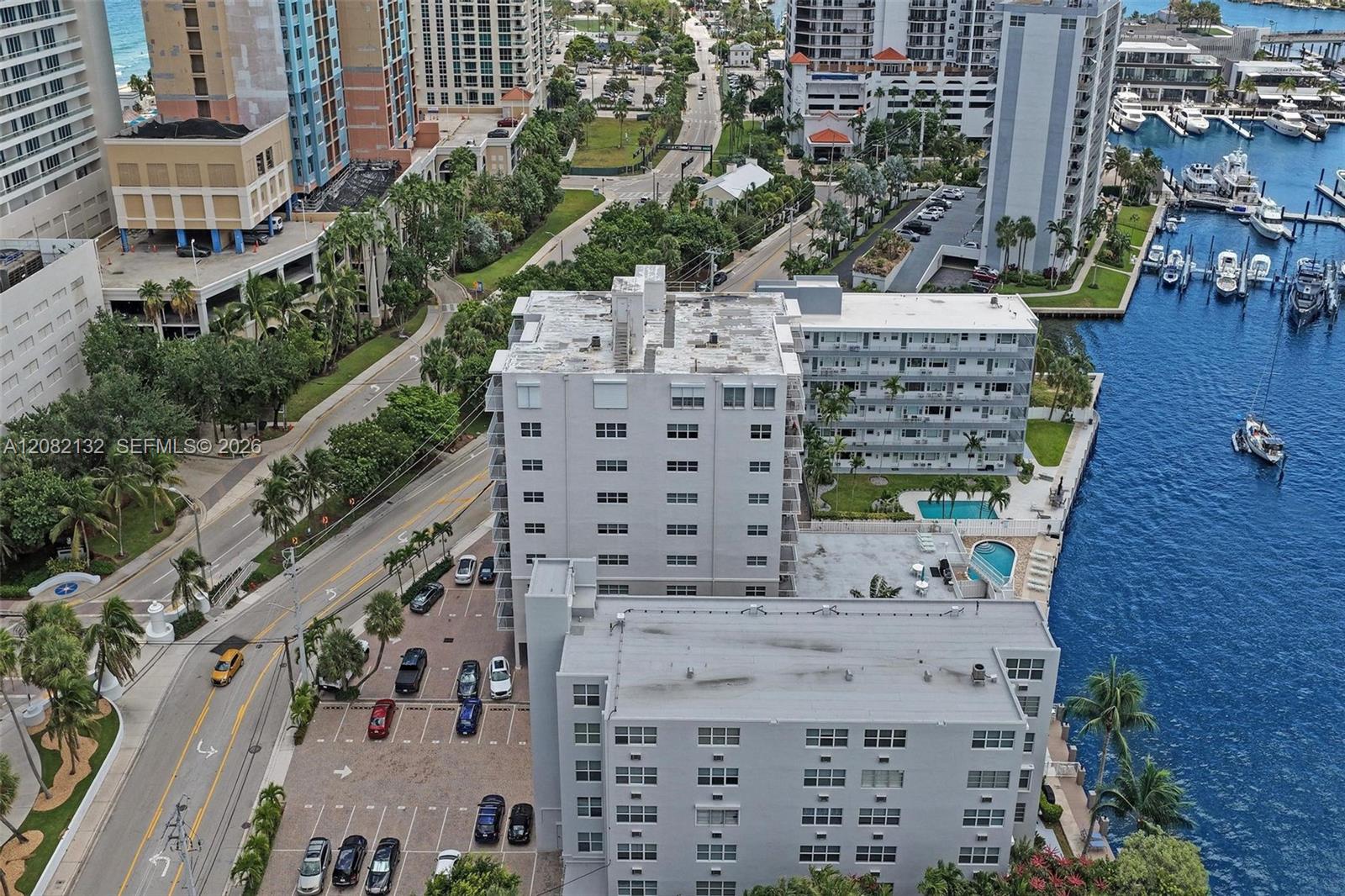 Convenient acess to Las Olas, SE 17th Street Causeway, Galleria Mall and all the coastal vibes