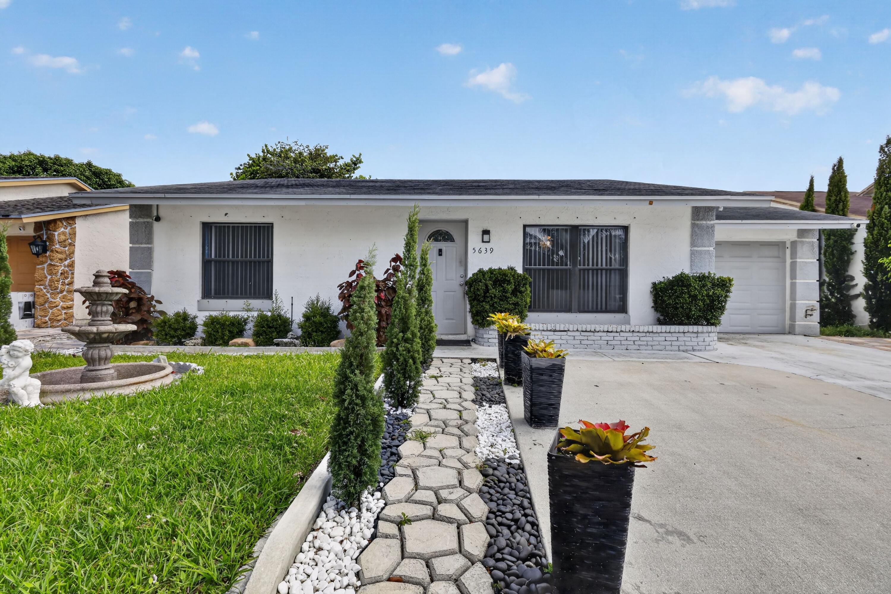5639 Ithaca Circle E, Lake Worth FL 33463