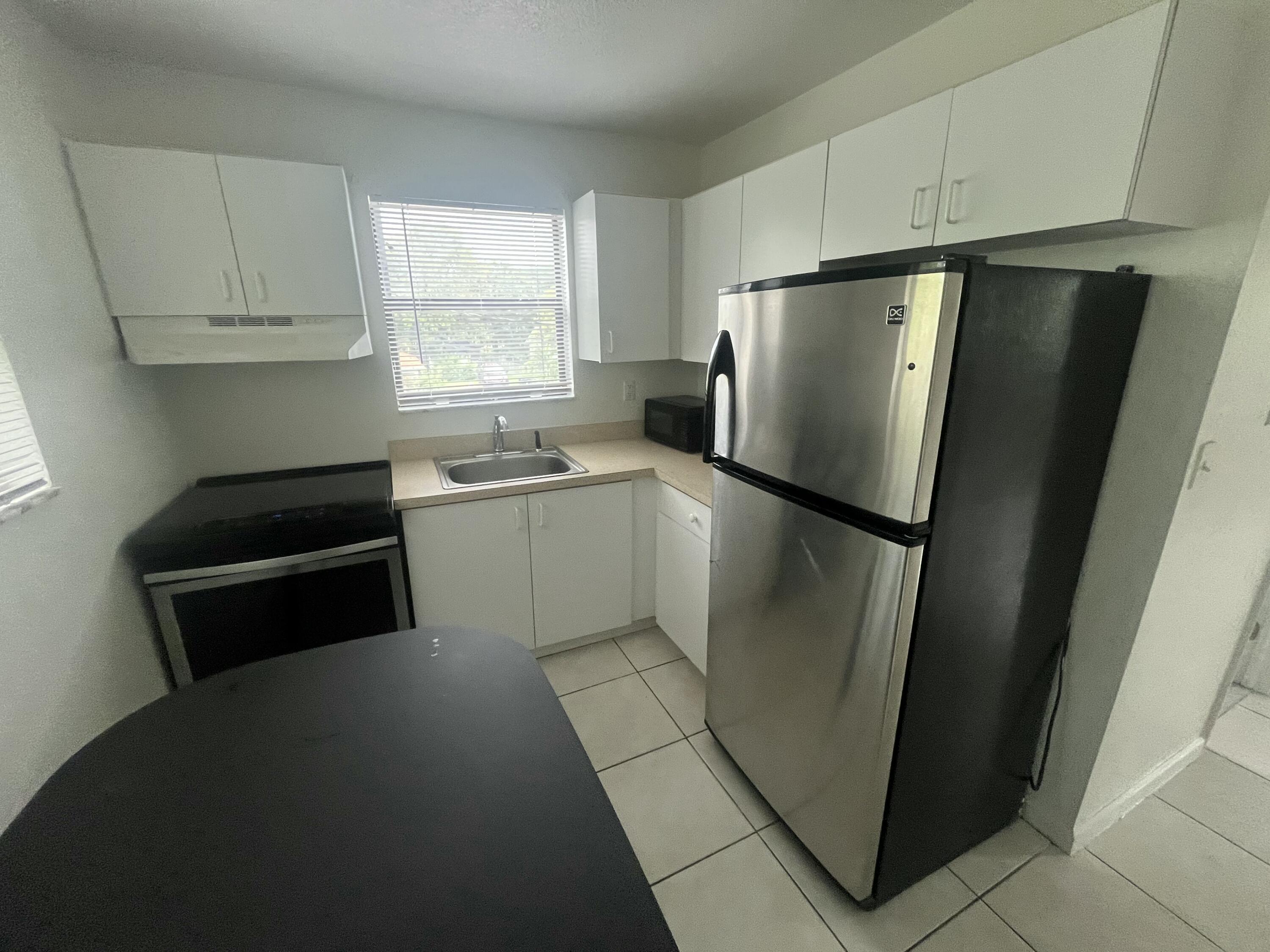 421 NW 7th Terrace # 3 — Photo 4
