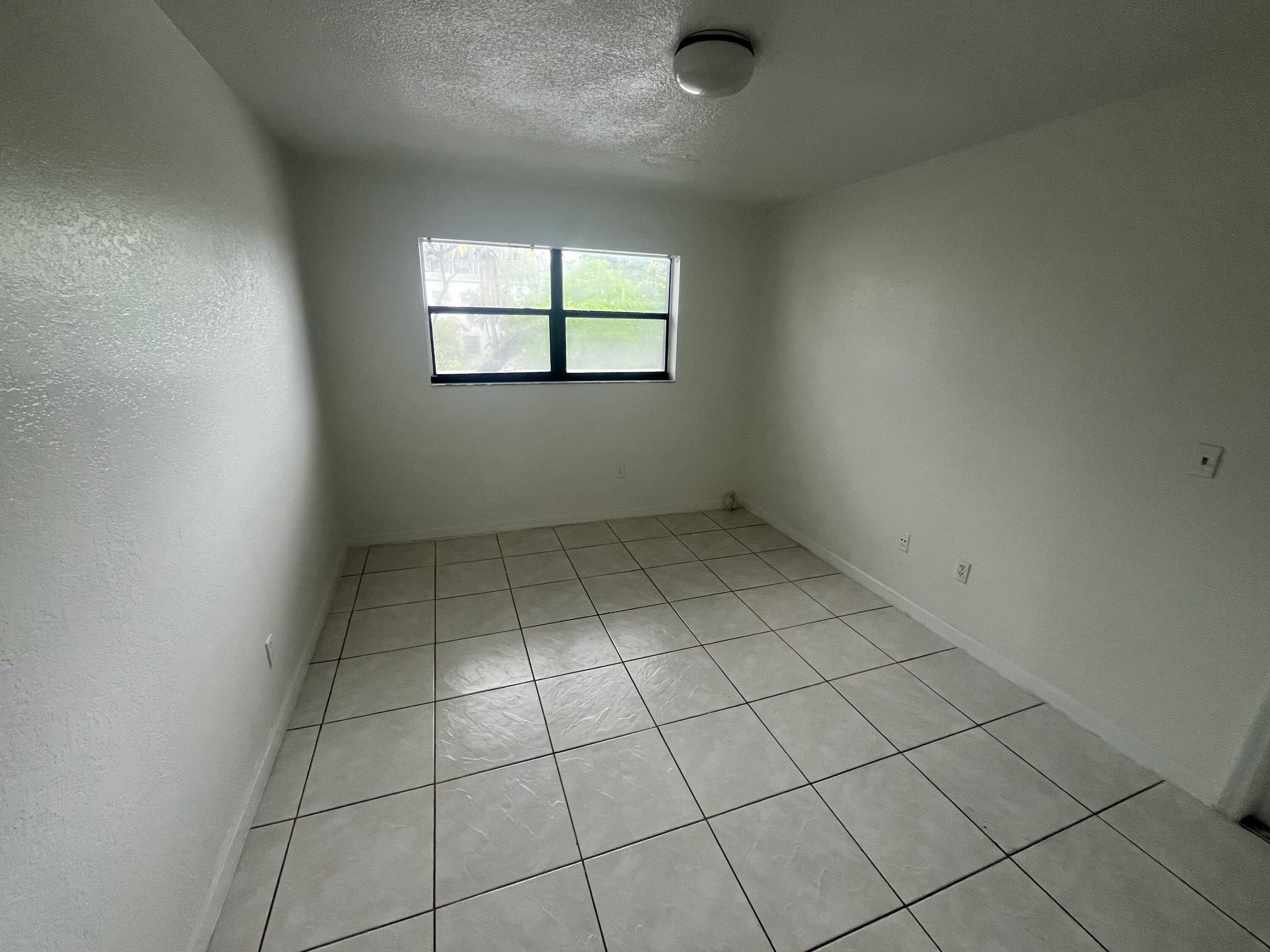421 NW 7th Terrace # 3 — Photo 2
