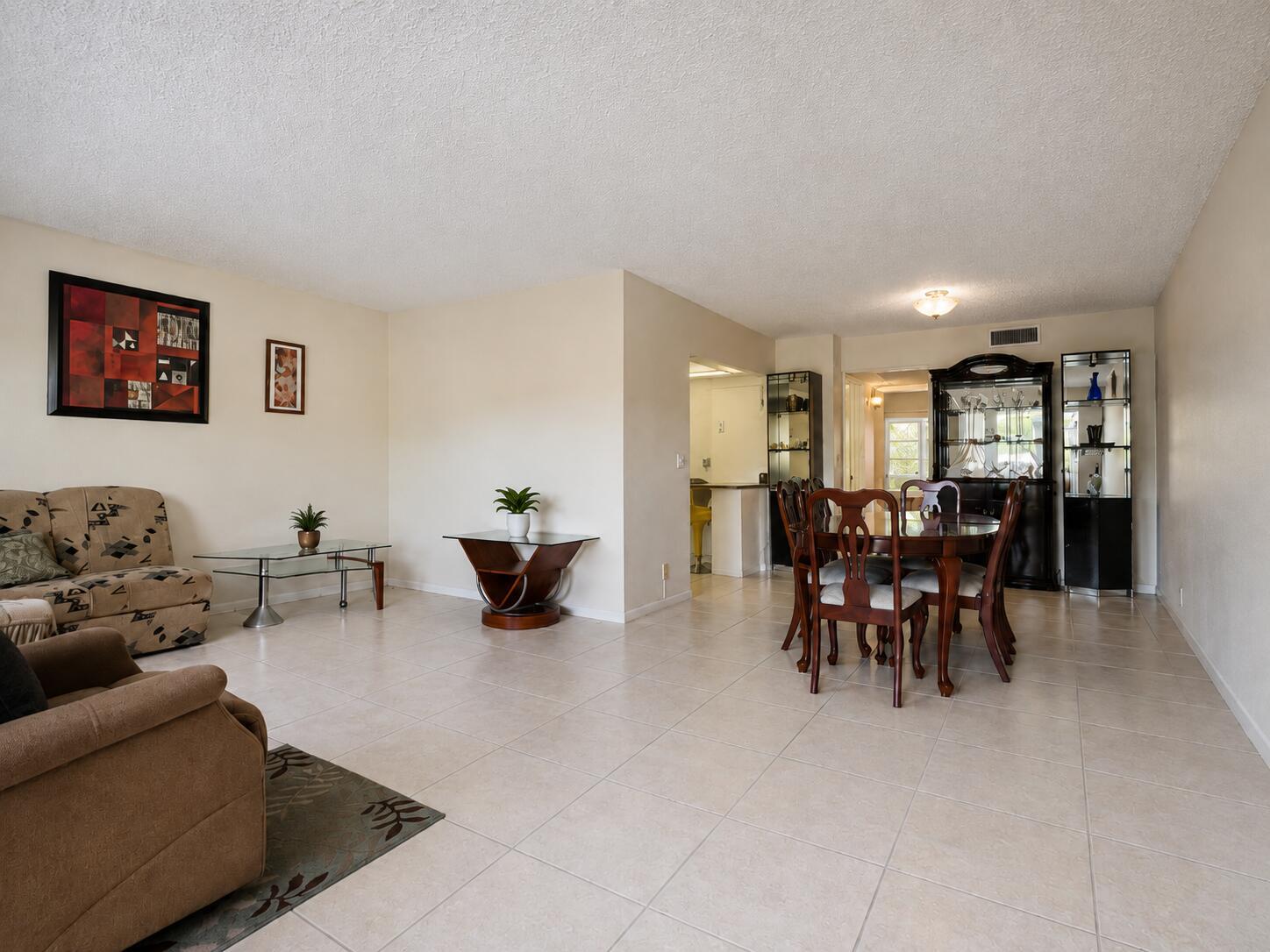 Spacious Living /Dining Area