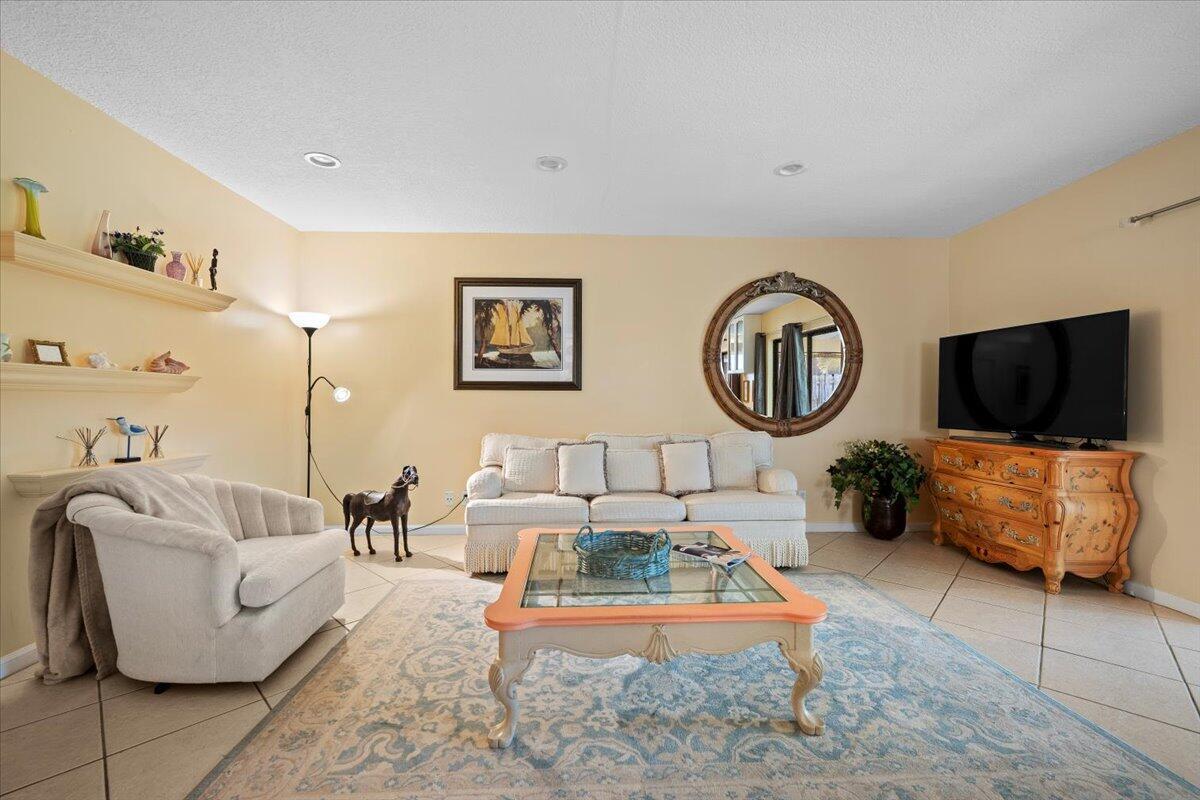 1419 Riverside Circle — Photo 4