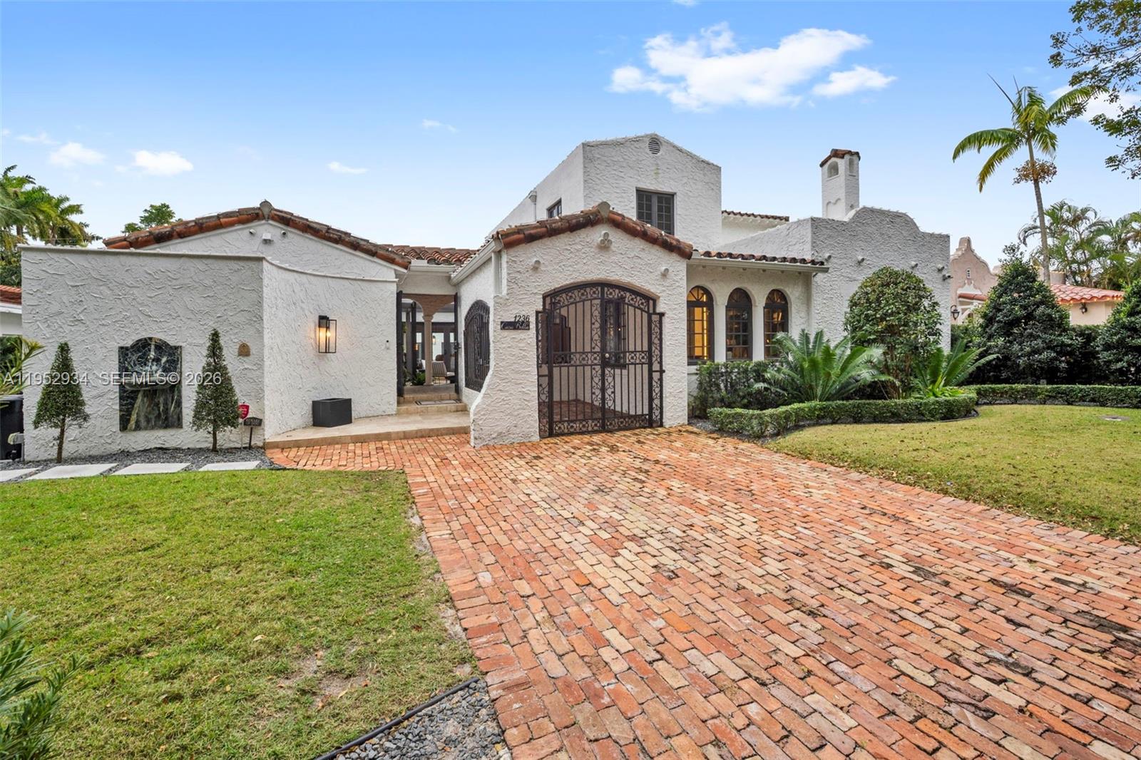 1236 Obispo Ave — Photo 4