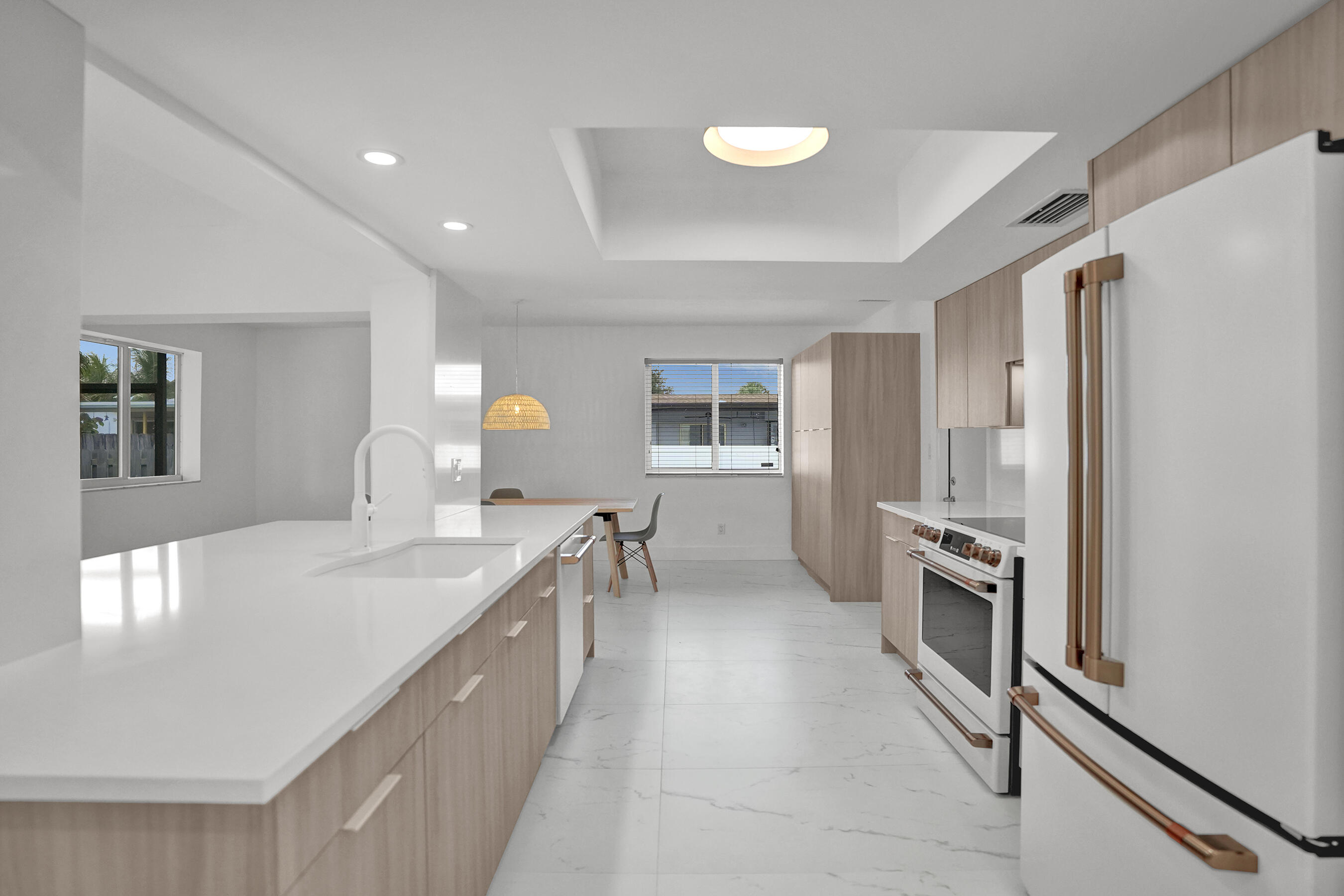 2030 N 54th Avenue — Photo 2