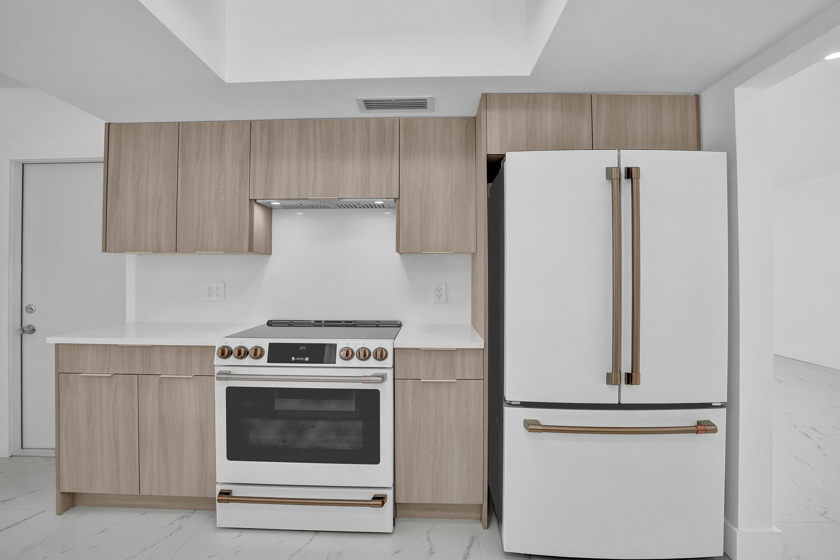 2030 N 54th Avenue — Photo 5