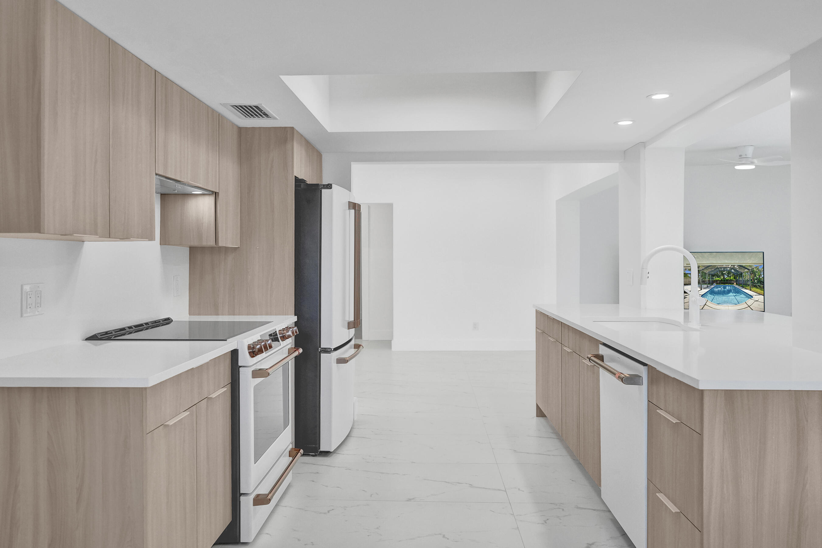 2030 N 54th Avenue — Photo 4