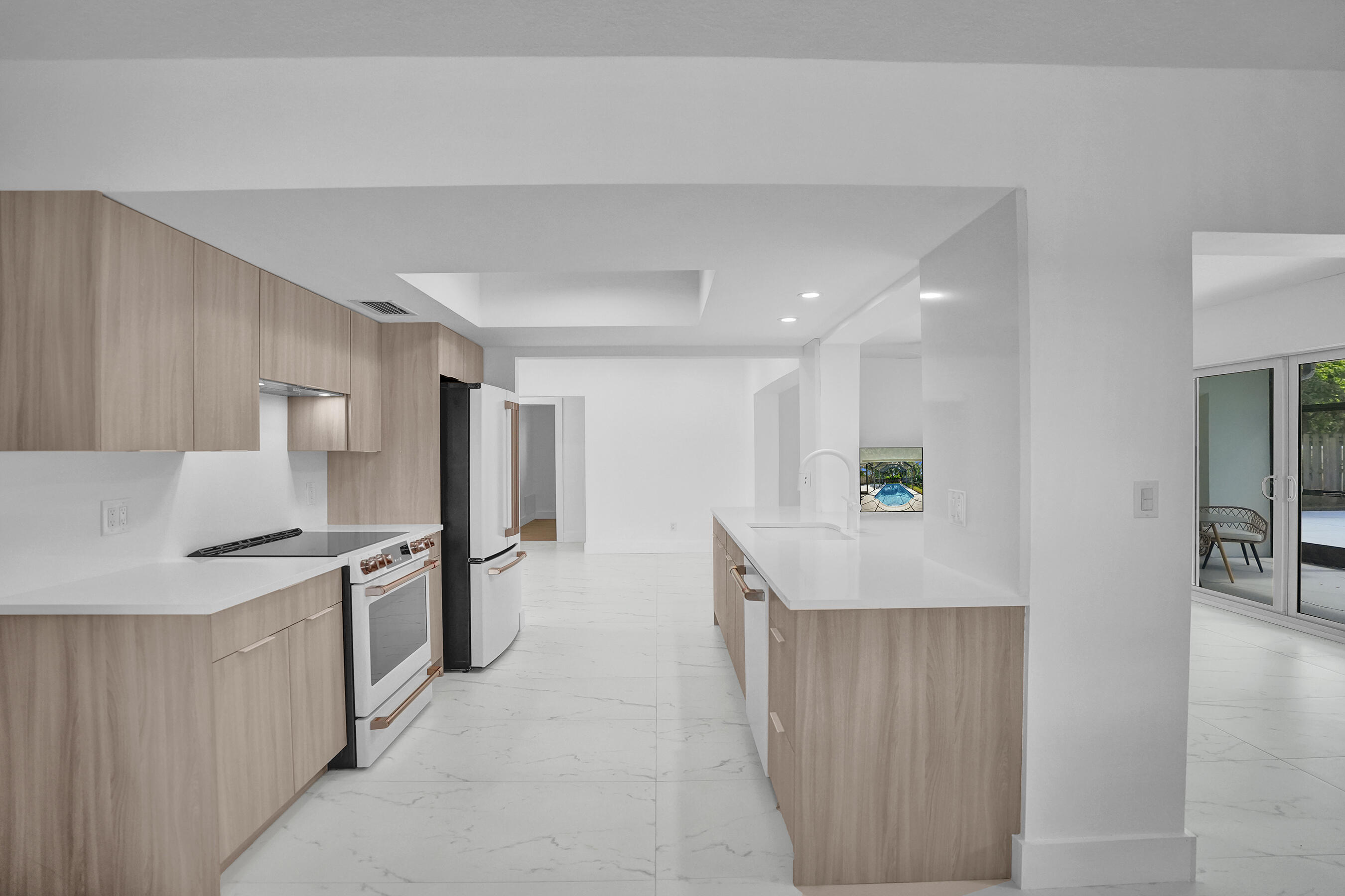 2030 N 54th Avenue — Photo 3