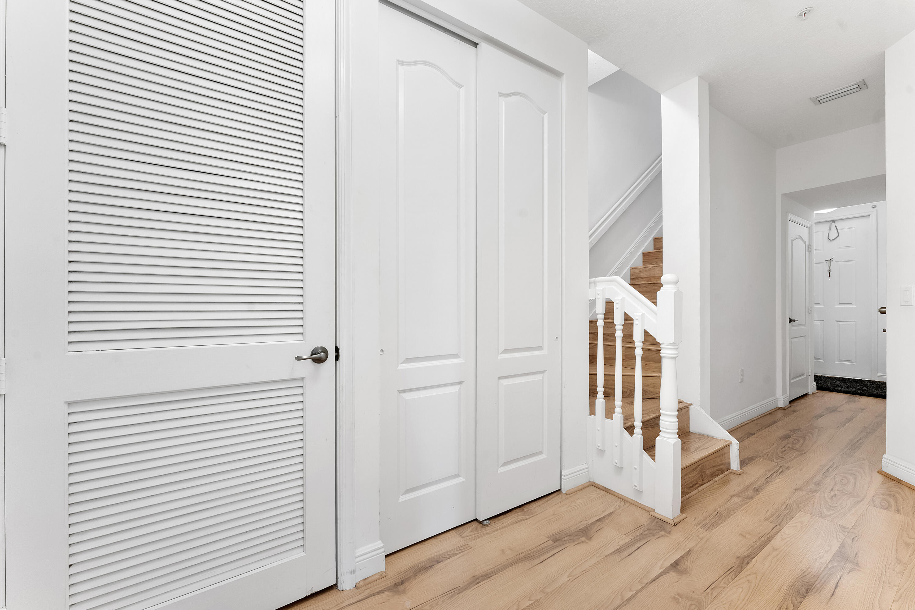 638 NW 38th Circle — Photo 3
