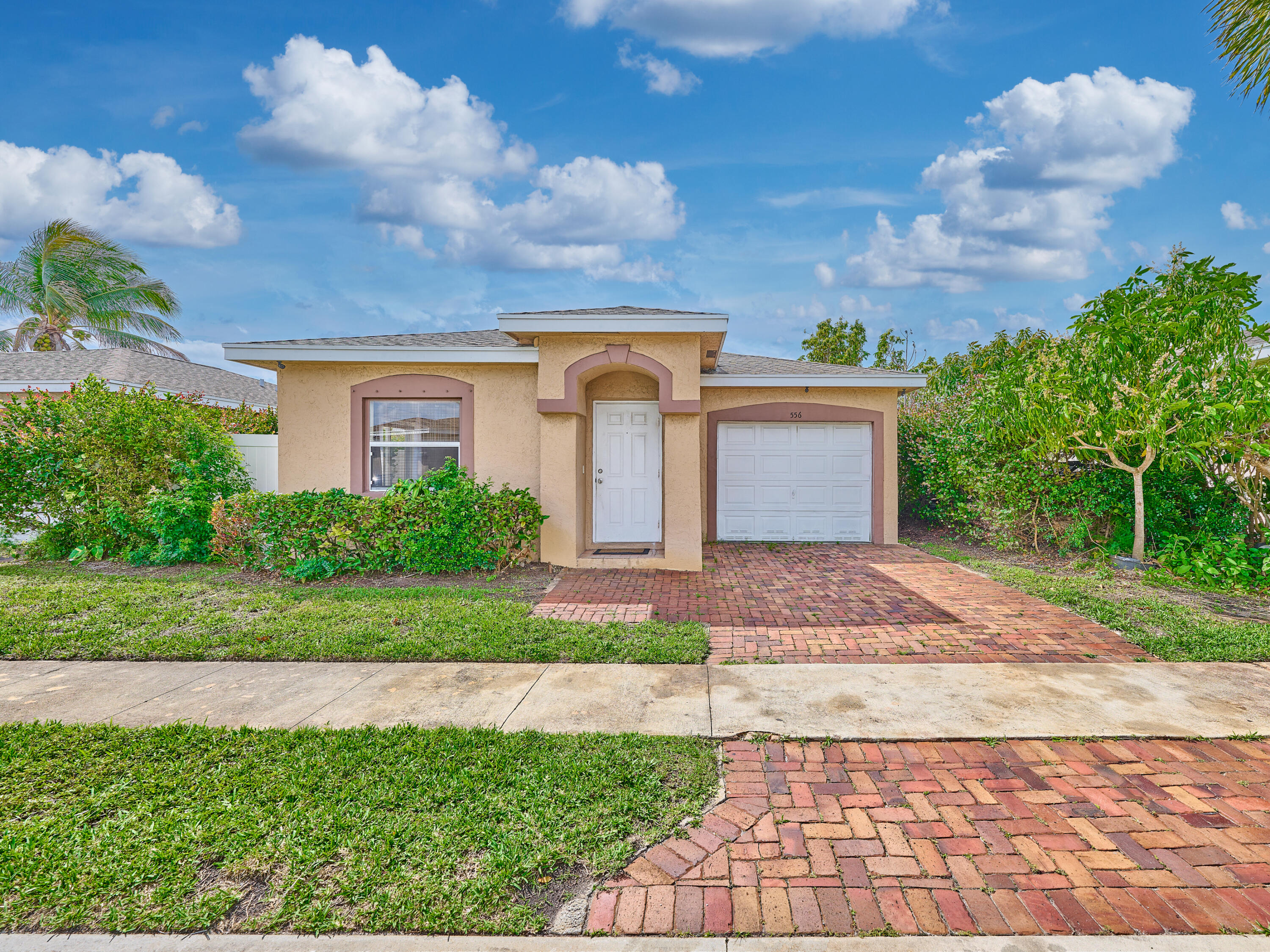 556 E Ridge Cir Circle N — Photo 3