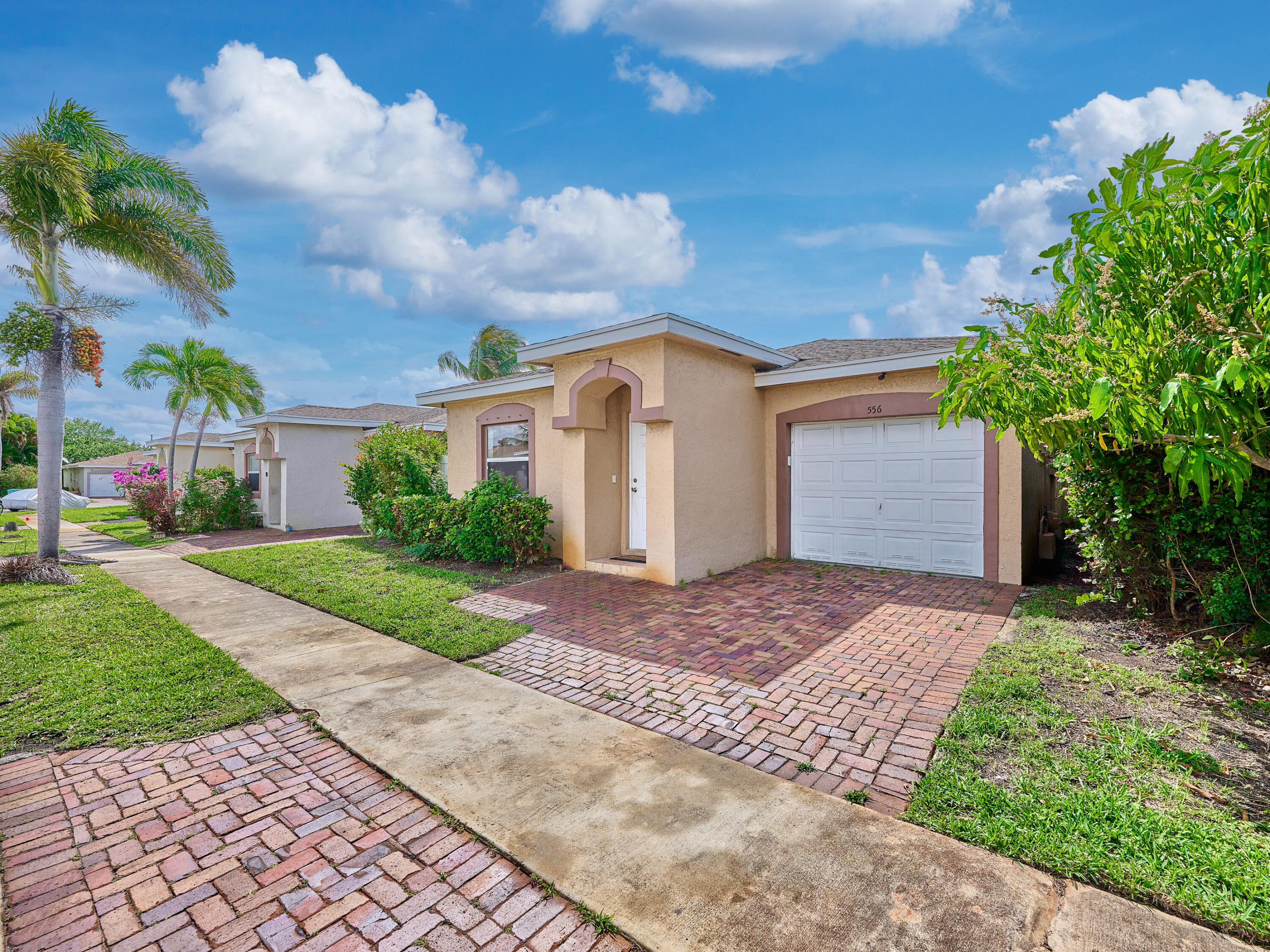 556 E Ridge Cir Circle N — Photo 4