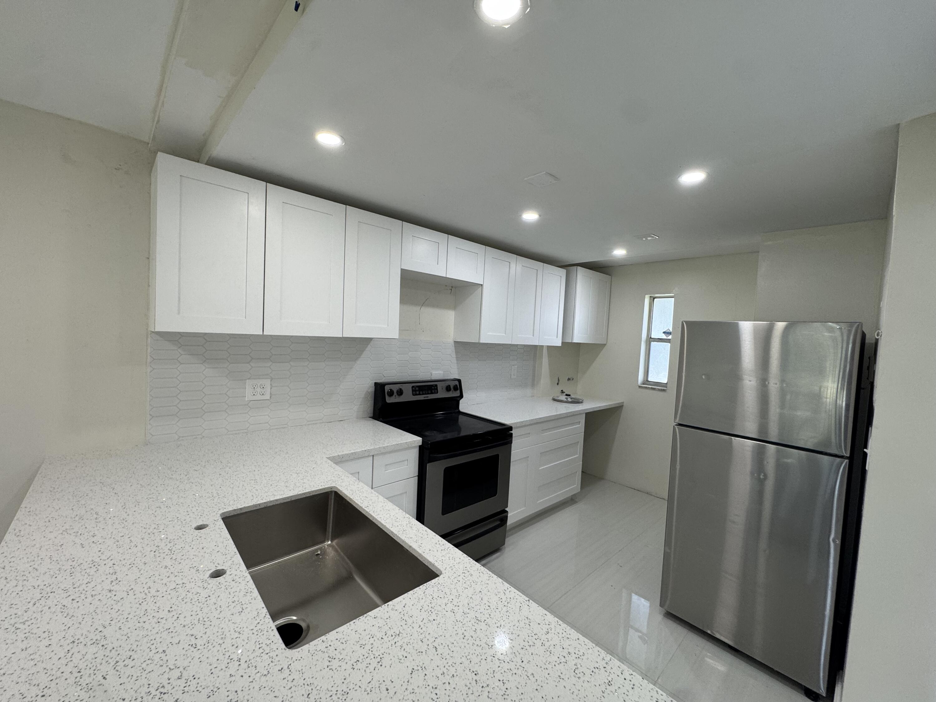 8000 FAIRVIEW Drive # 209, Tamarac FL 33321