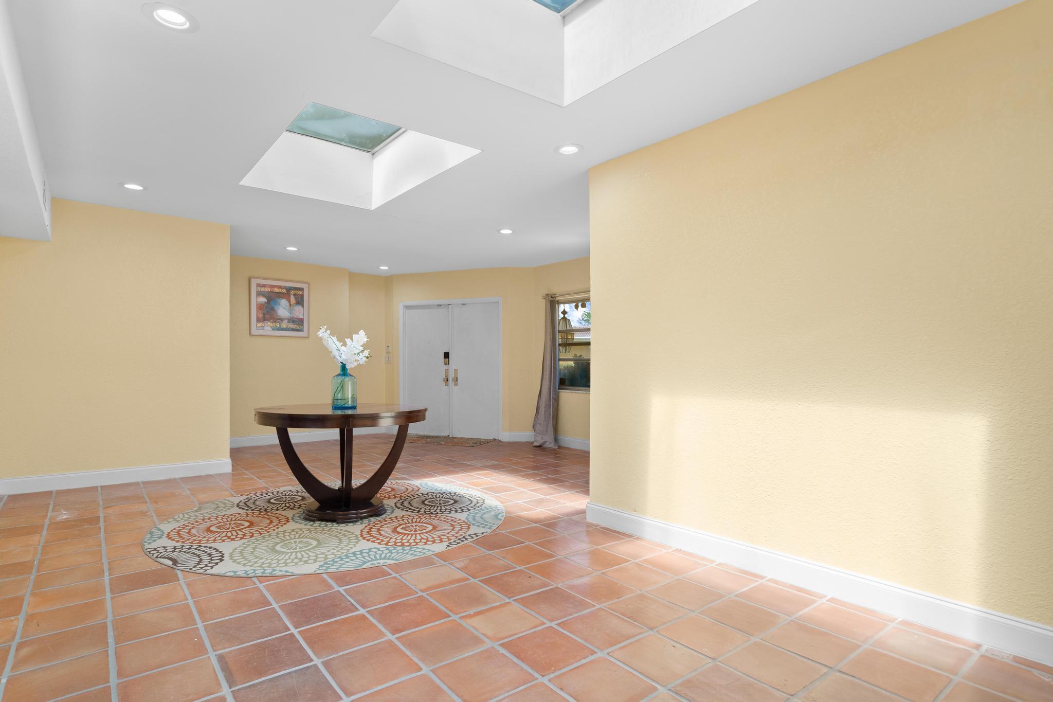 5104 White Oak Lane E — Photo 2