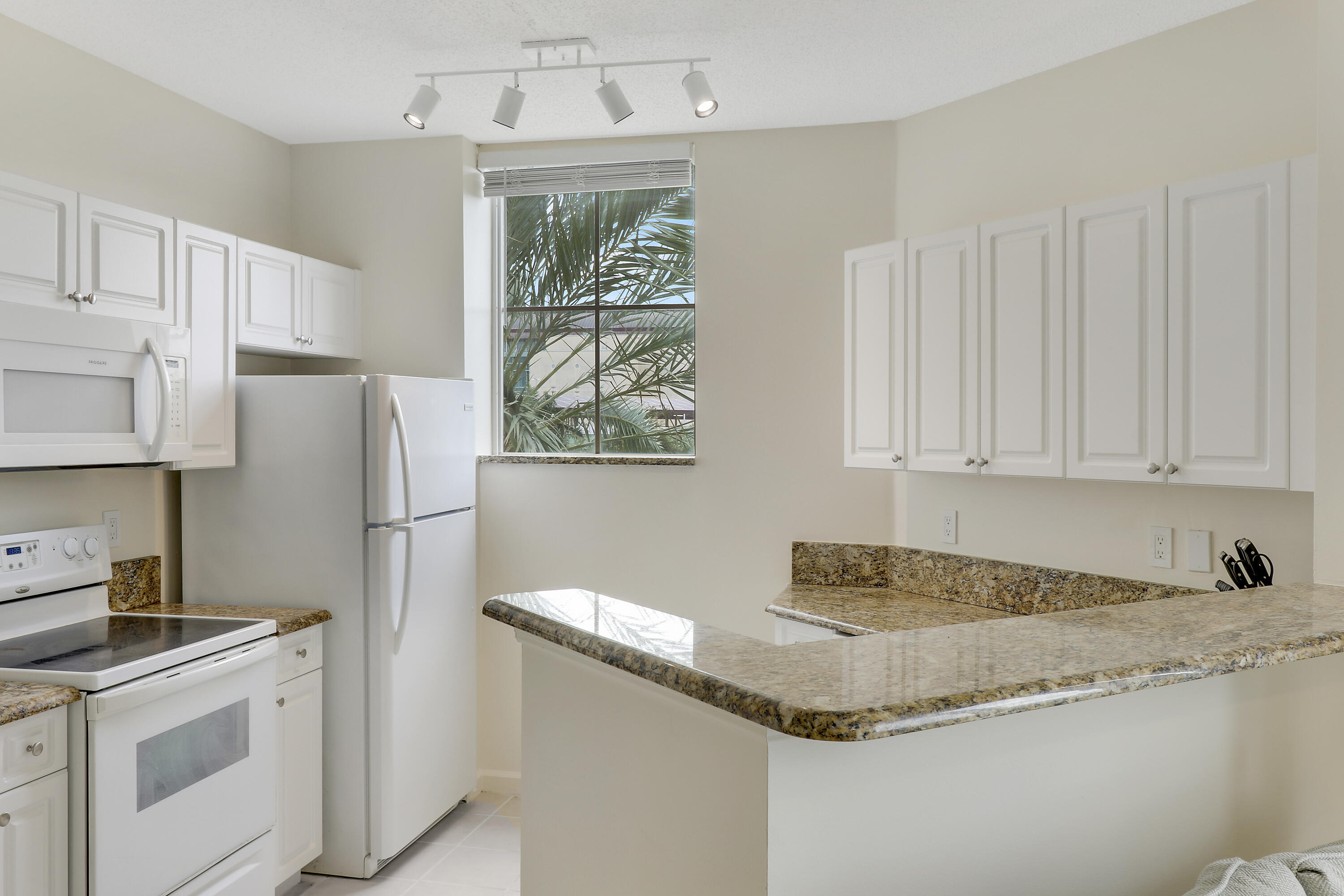 630 S Sapodilla Avenue S # 411 — Photo 2
