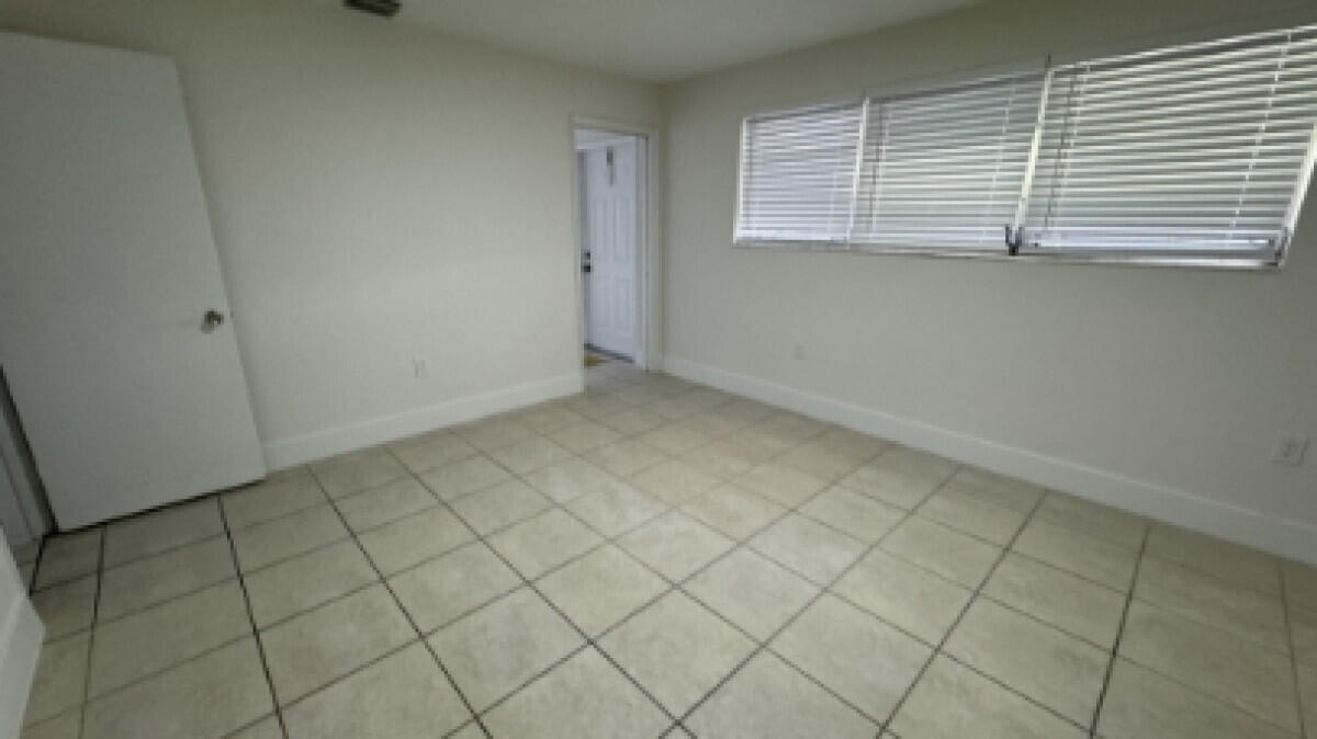 842 S 63rd Avenue — Photo 5