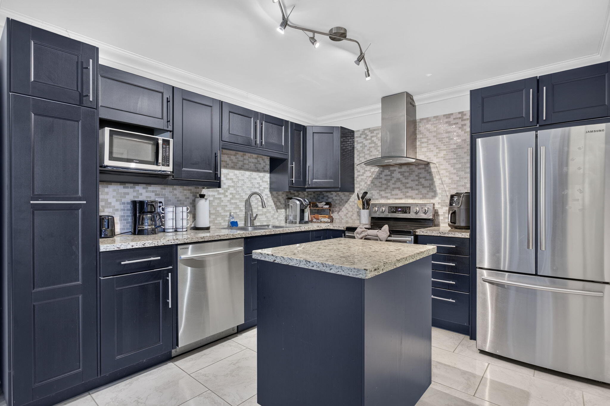 1520 NE 34TH Court — Photo 2