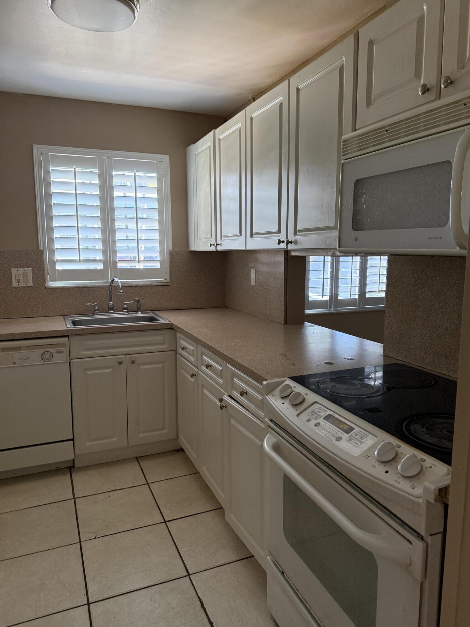320 SE 10TH Avenue # C — Photo 5