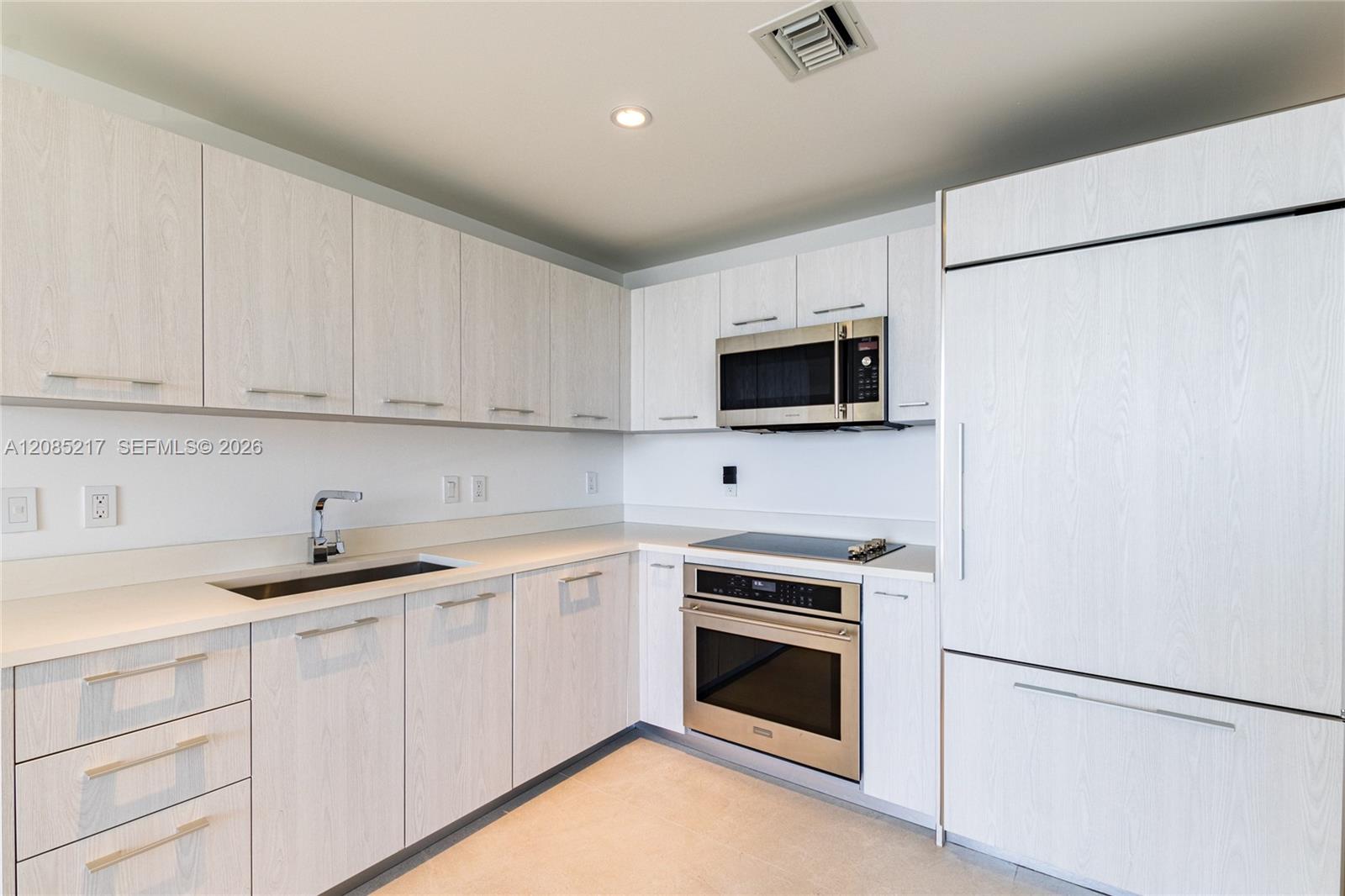 45 SW 9th St # 3302 — Photo 4