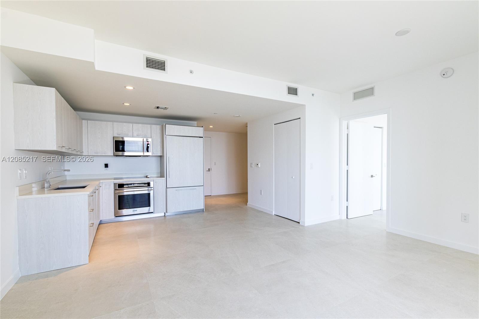 45 SW 9th St # 3302 — Photo 5