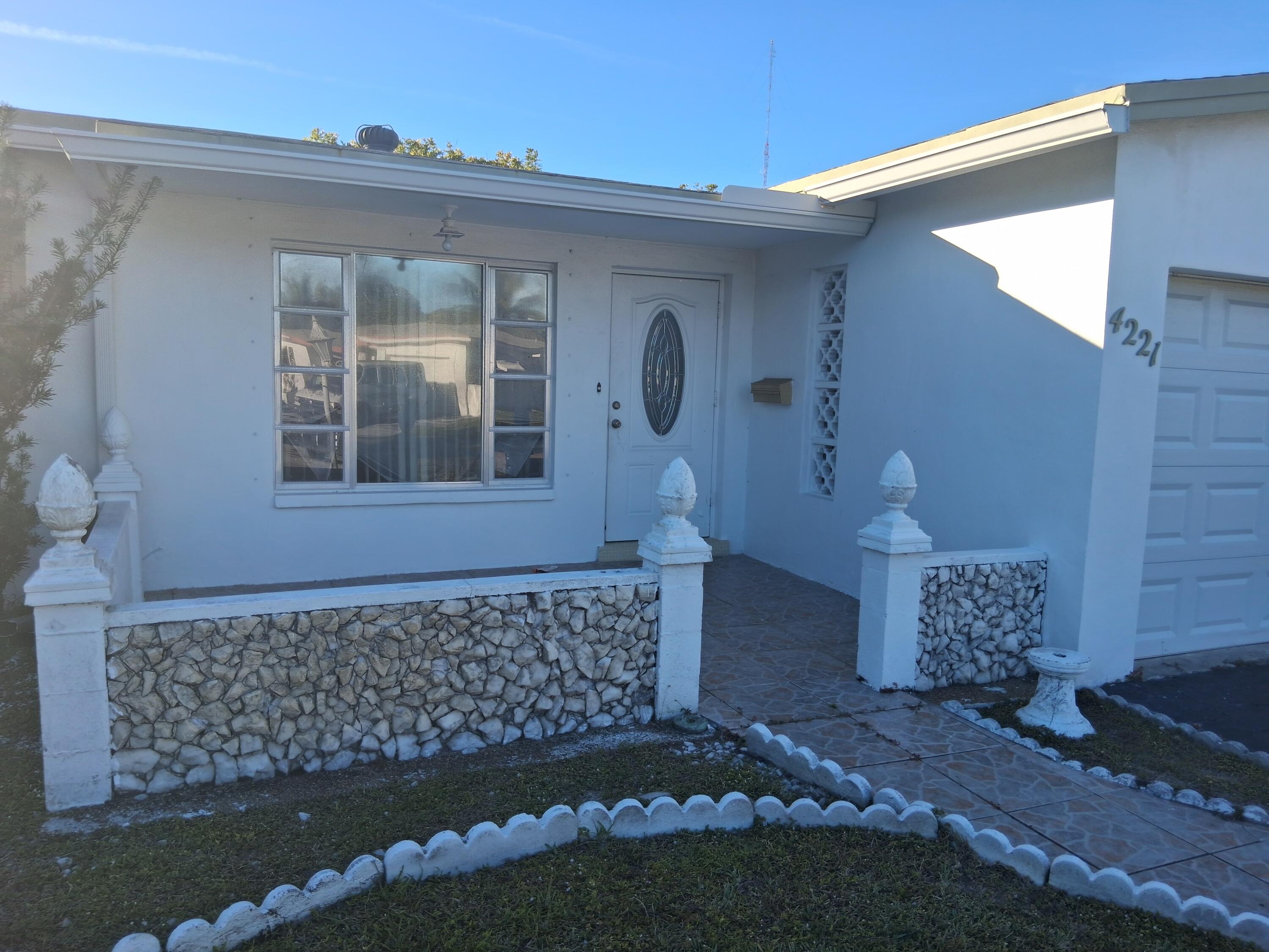 4221 NW 51st Avenue NE — Photo 5