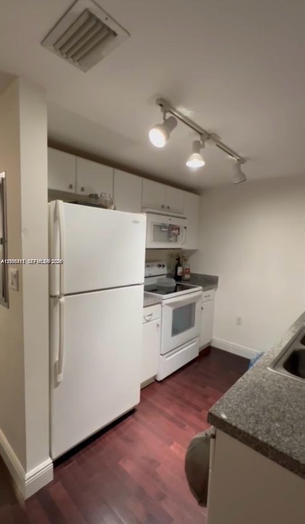 2740 SW 28th Ter # 503 — Photo 3