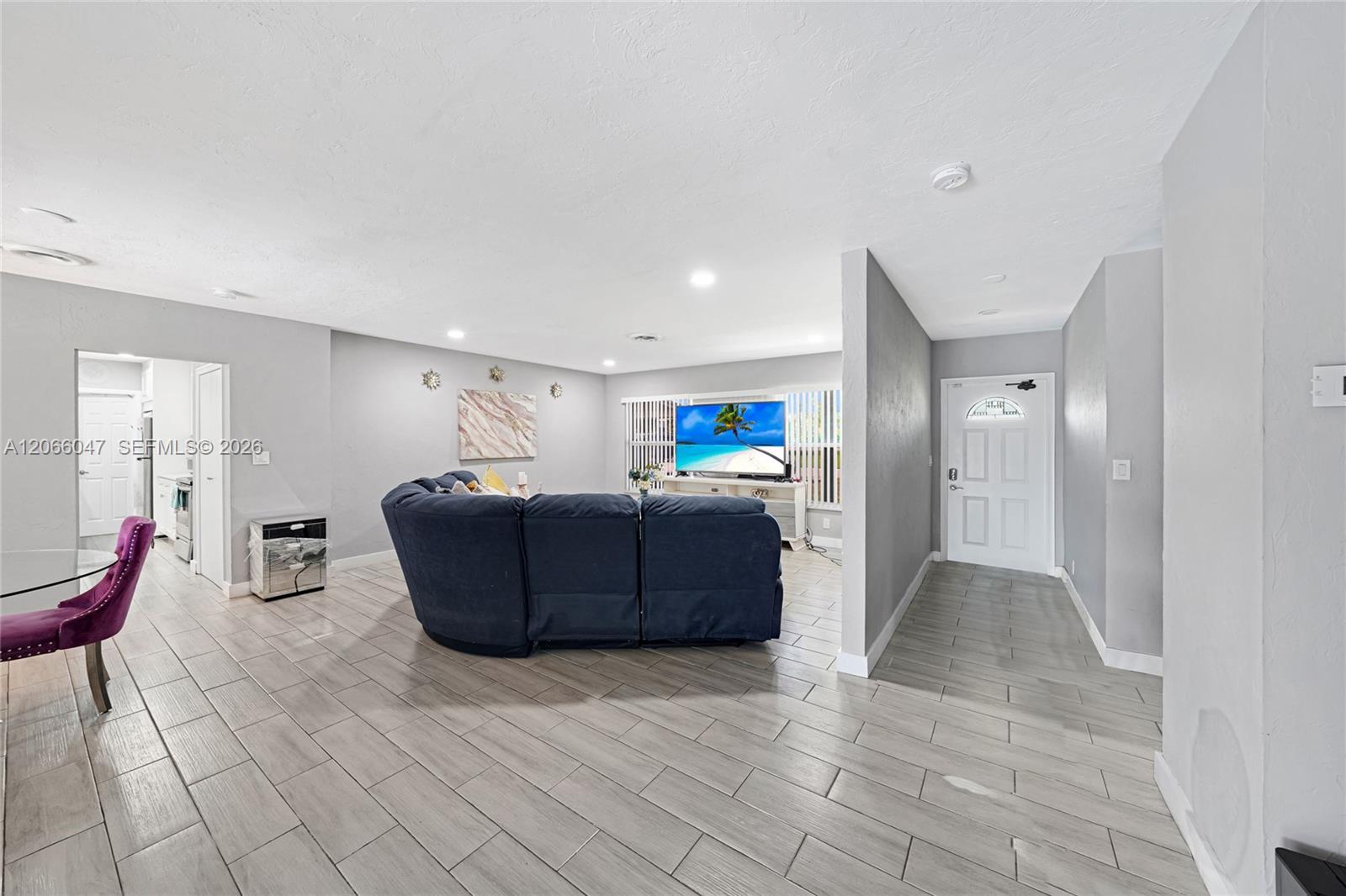 912 NE 9th Ct — Photo 5