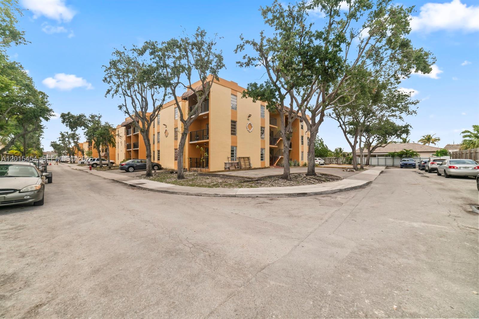 525 W 69th St # 306, Hialeah FL 33014