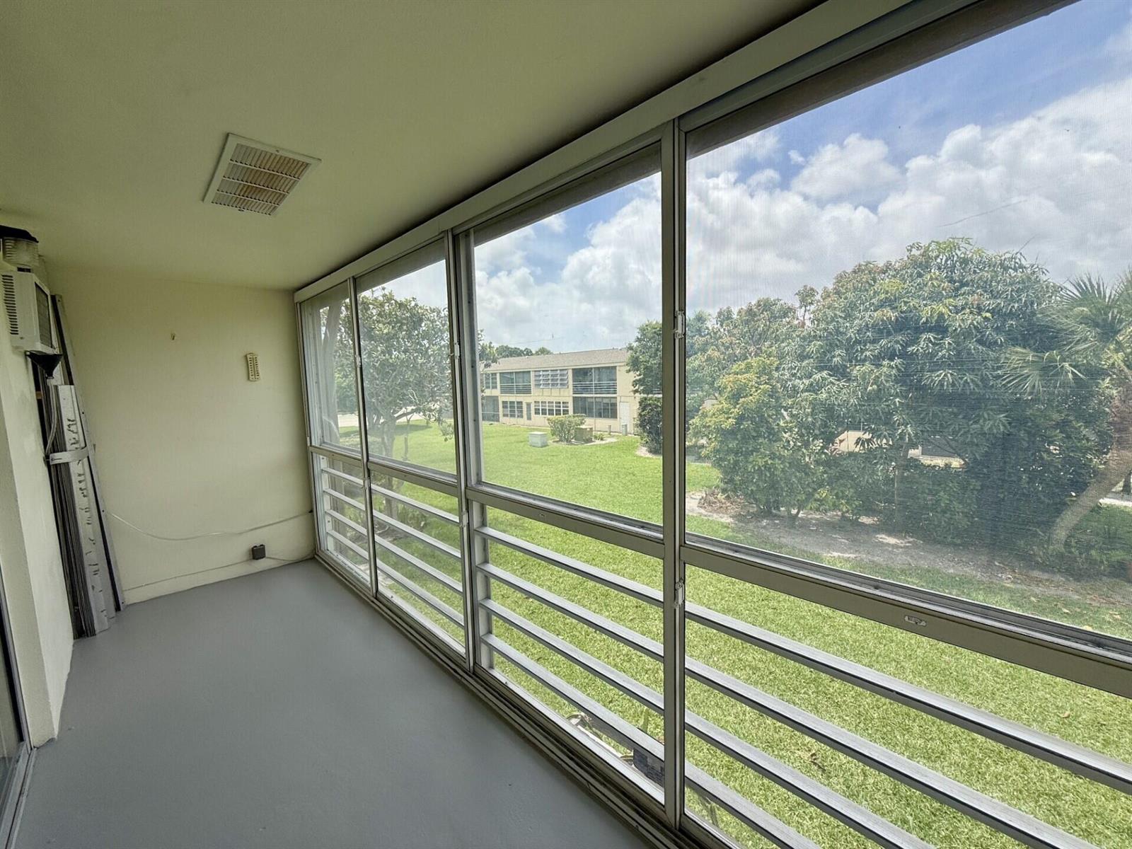 32 Kingswood B, West Palm Beach FL 33417