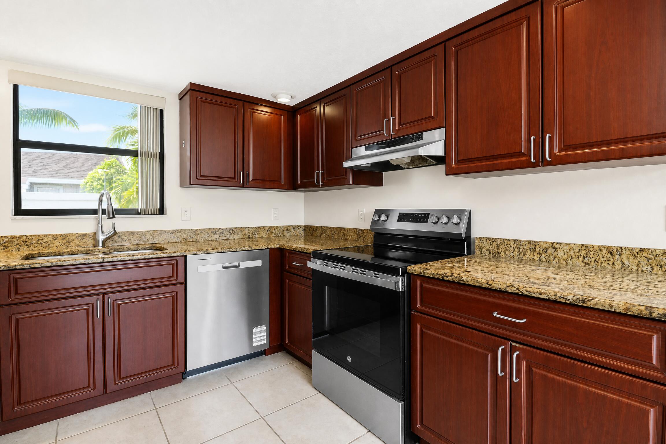 202 LAKEWOOD Drive # 11B, Jupiter FL 33458