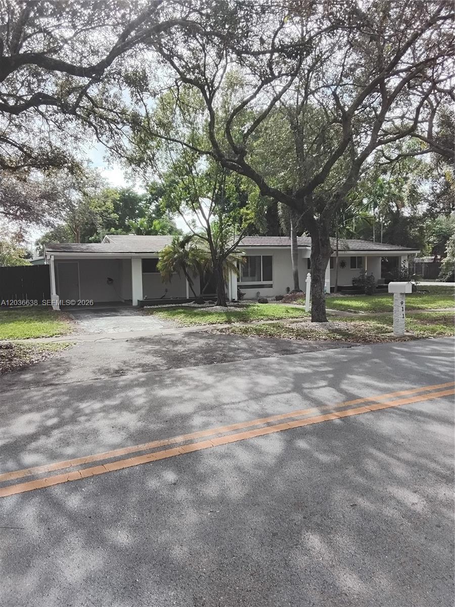 911 W Country Club Cir, Plantation FL 33317